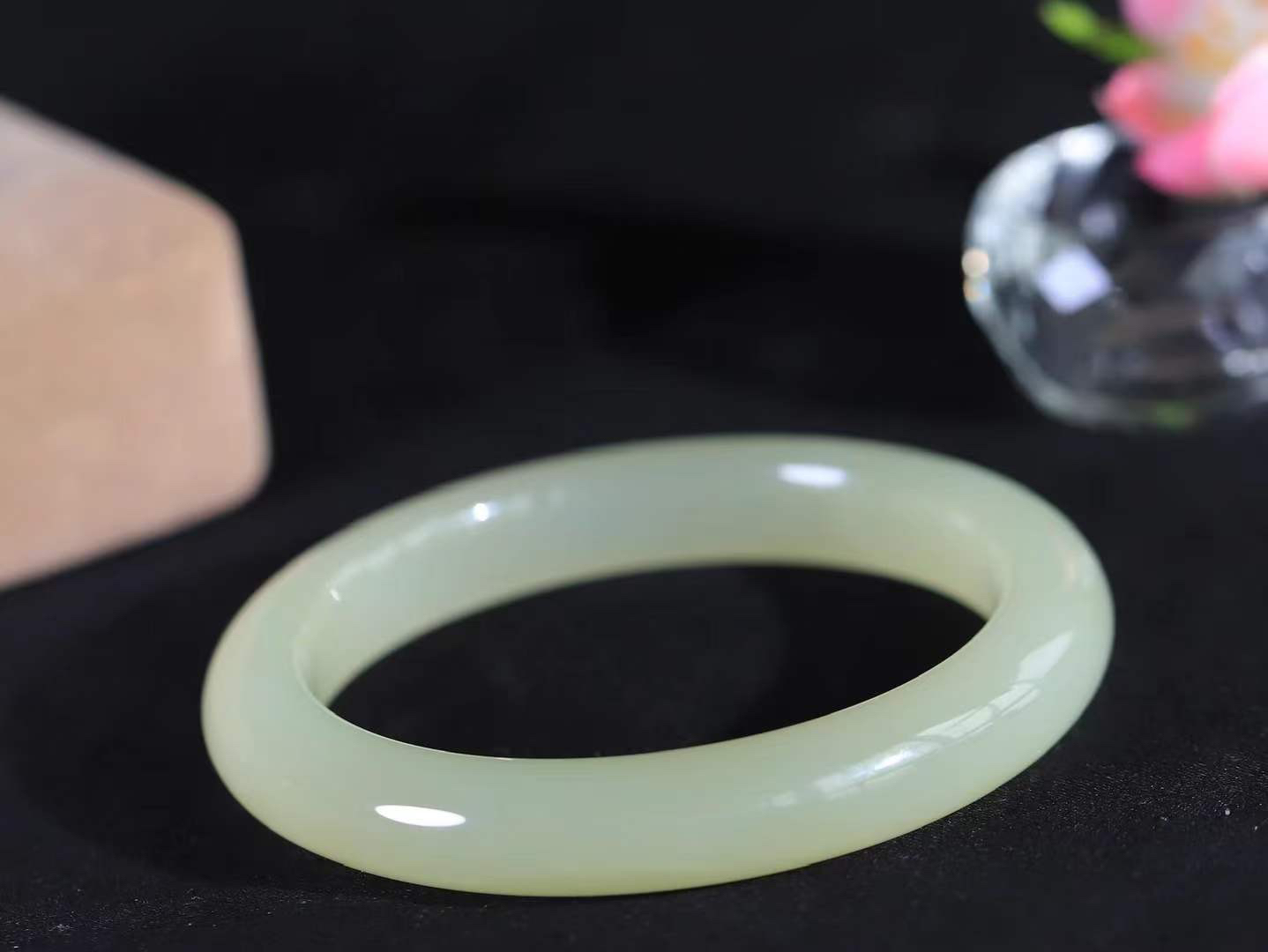 【晴水相伴.镯】

精品和田玉晴水手镯，以其淡雅的晴水色调，成为腕间的一抹亮色。玉质细腻，触感温润，佩戴它，感受玉石的温度与自然的灵性，让每一天都充满诗意与美好。重64.8克  尺寸61.5-12-10mm  11401533T