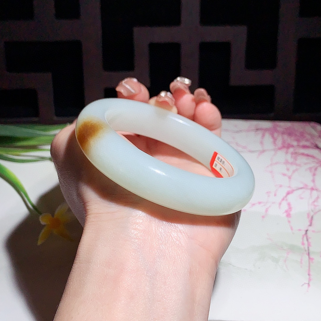 收藏款，和田玉57.5圈且末糖宽条手镯！玉质细腻油润 底色纯净 无裂无杂 脂粉好，品质高。
