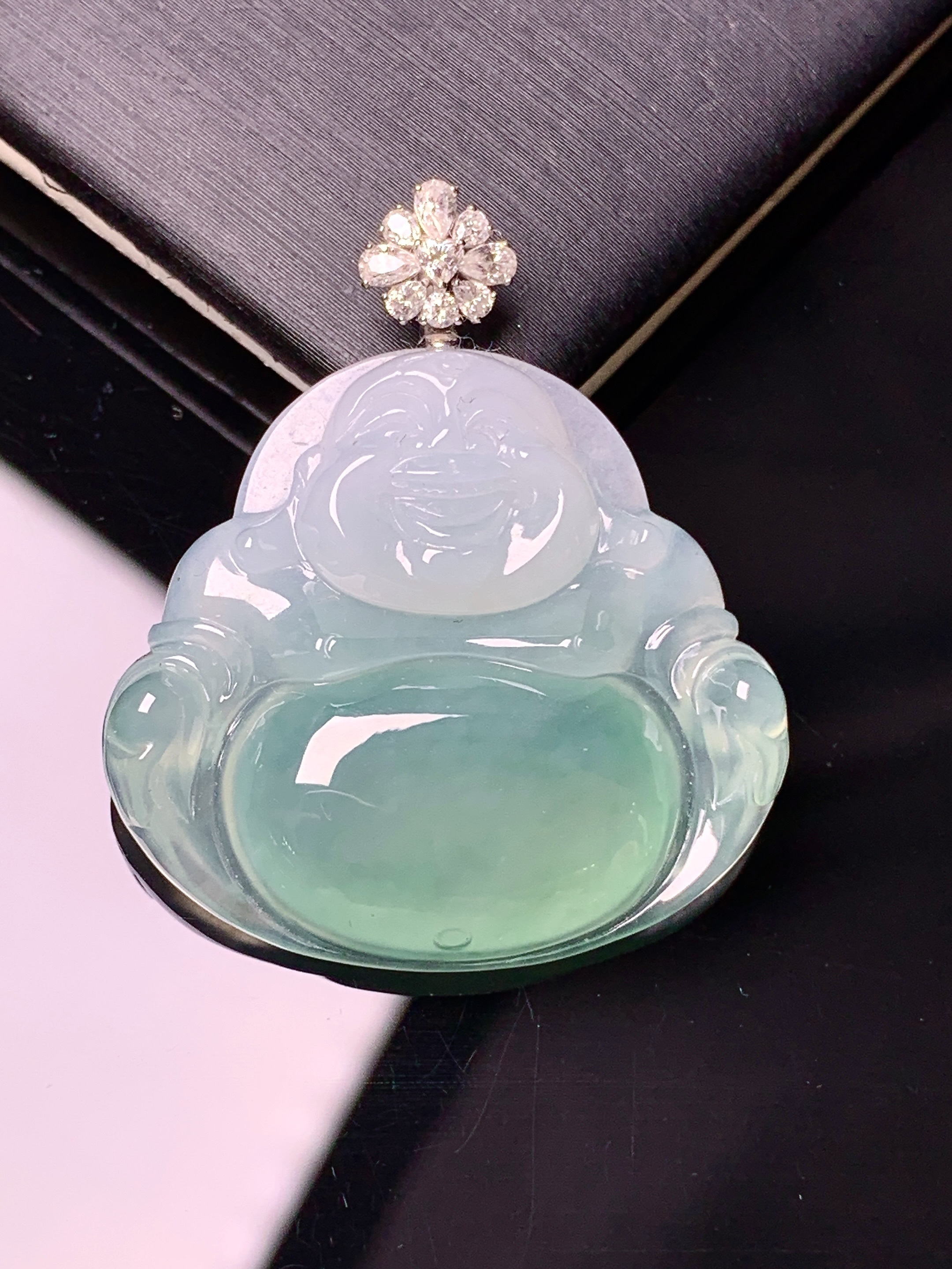 18k金钻镶嵌飘绿佛公吊坠 玉质细腻 色泽艳丽清新 水润亮眼 整体尺寸34.2*29.5*5.3h3