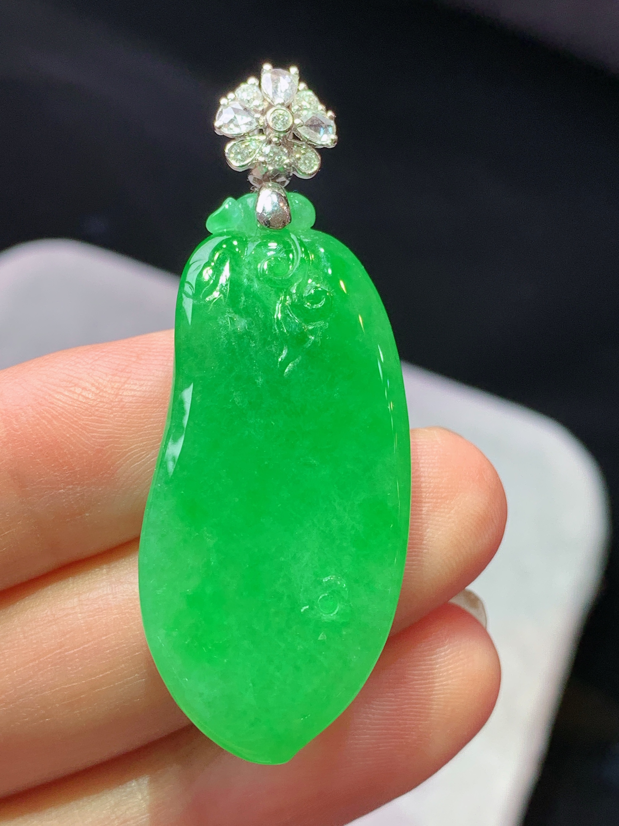 18k金钻镶嵌满绿福瓜吊坠 玉质细腻 色泽艳丽清新 水润亮眼 整体尺寸46.8*17.5*7b5