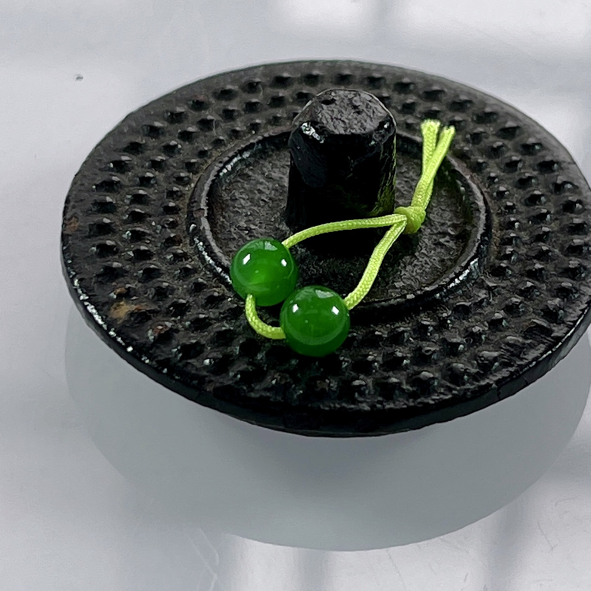 收藏级别，缅甸天然翡翠A货，卡4.6冰种满绿帝王绿圆珠单珠一对，尺寸：4.6mm/2颗，重量：0.34g（含线）