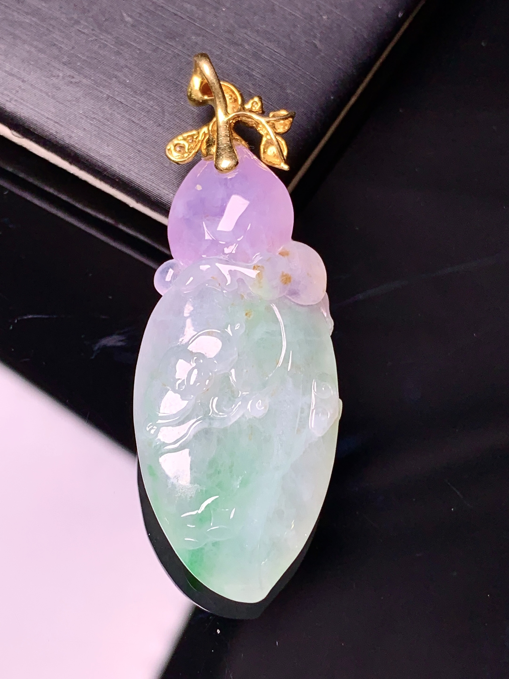 18k金钻镶嵌飘紫绿寿桃吊坠 玉质细腻 色泽艳丽清新 水润亮眼 整体尺寸49.5*18.3*7.5b5