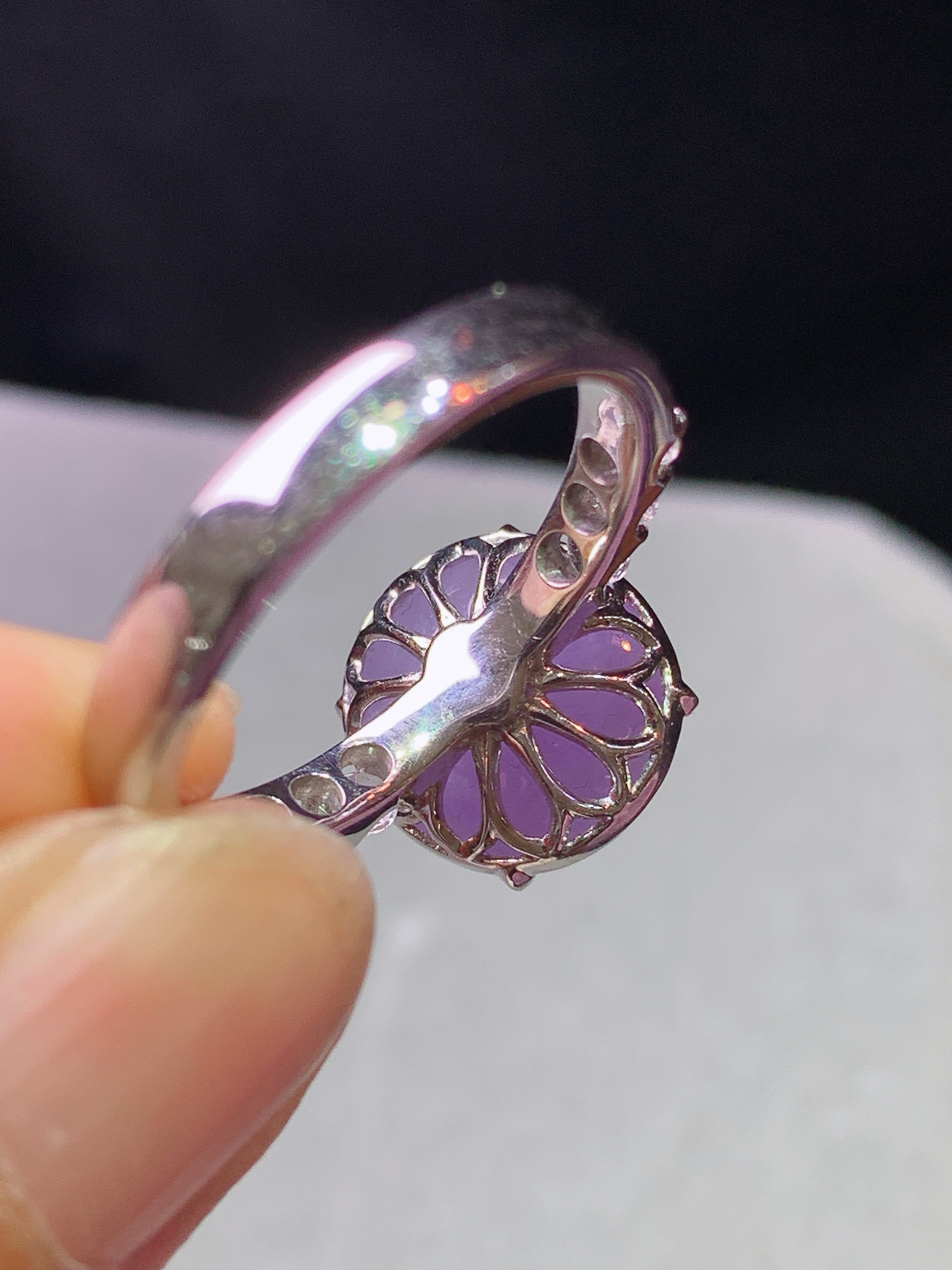 18k金钻镶嵌紫罗兰圆珠戒指 玉质细腻 色泽艳丽清新 水润亮眼 圈口14 整体尺寸11.6*11*9.2b5