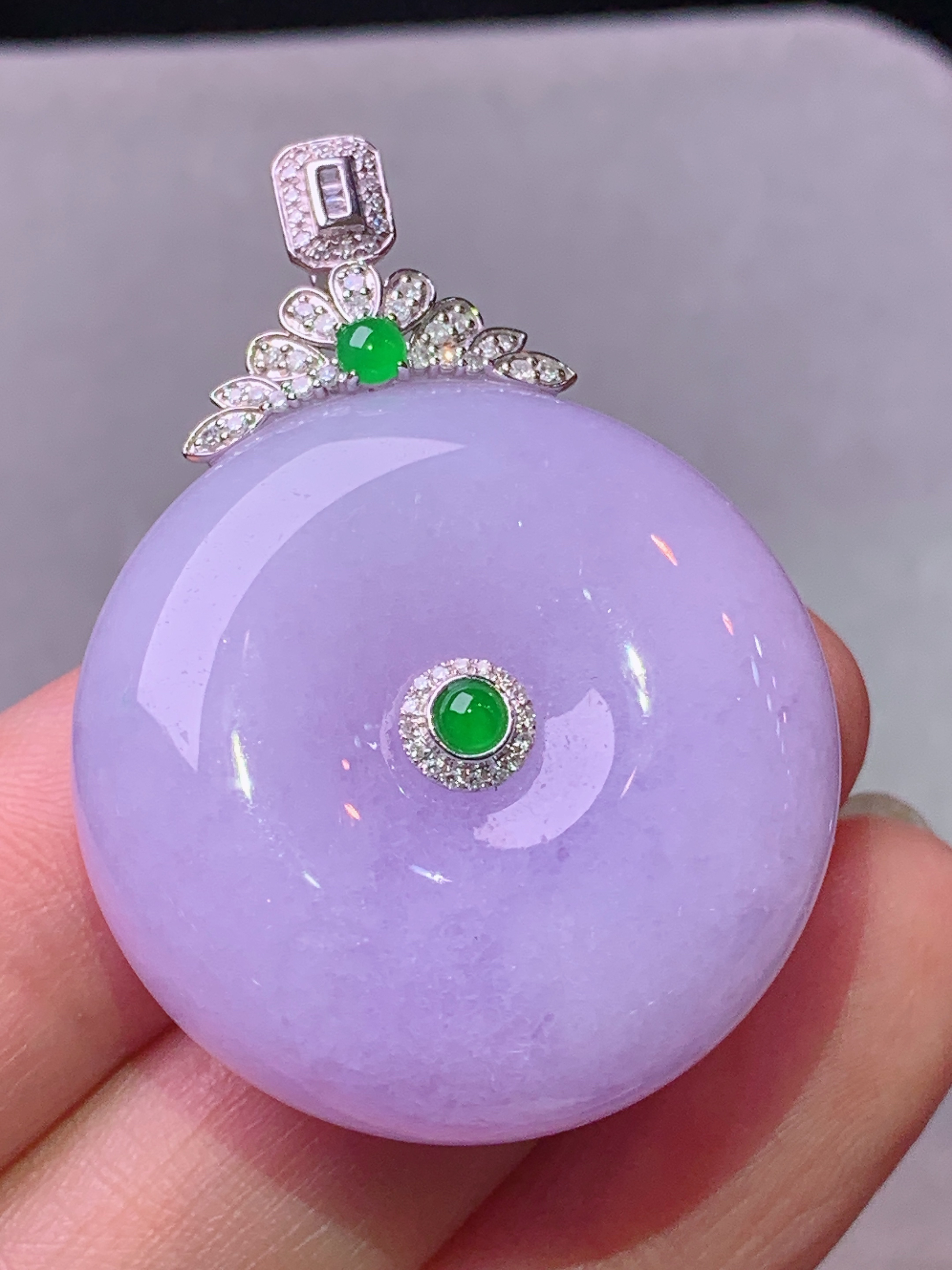 18k金钻镶嵌紫罗兰平安扣吊坠 玉质细腻 色泽艳丽清新 水润亮眼 整体尺寸41.3*30*12b1