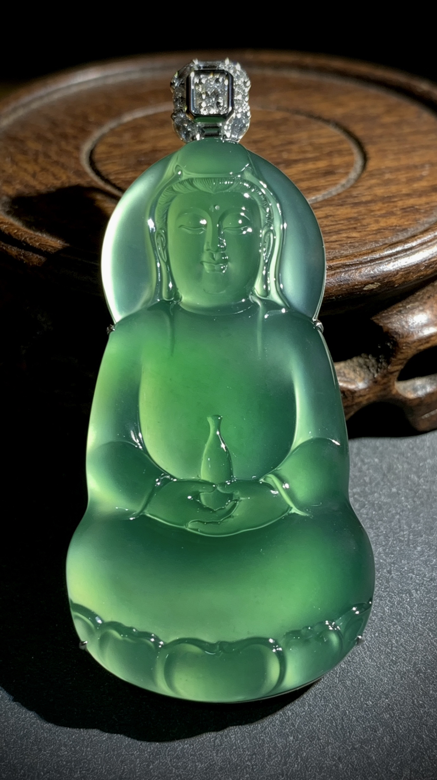 【观自在】，净瓶观音菩萨，
裸石61-32.5-5mm，整体71.5-33-12.5mm，
35.7