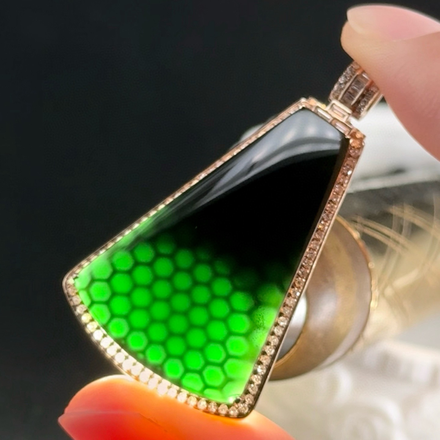 精品18k墨翠无事牌 种好色正 黑度极好 打灯通透 油性十足  尺寸43.3