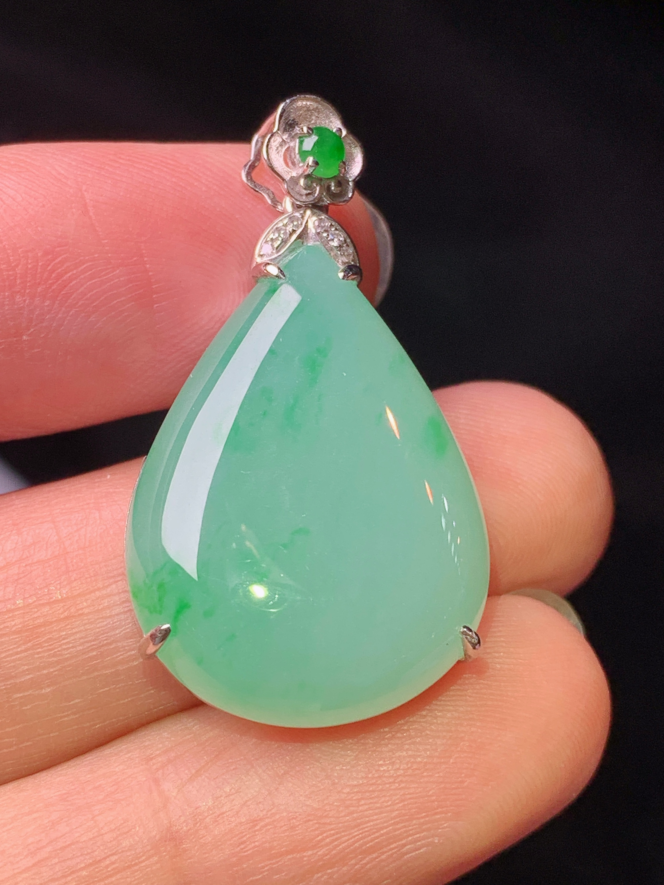 18k金钻镶嵌飘绿水滴吊坠 玉质细腻 色泽艳丽清新 水润亮眼 整体尺寸32.3*17.7*6.8L4