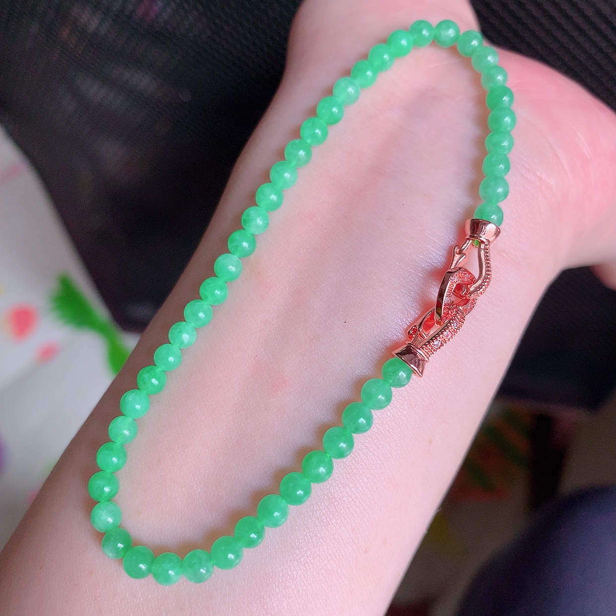 自然光实拍，冰润满绿翡翠手串手链，翠色灵动，佩戴效果时尚出众，尽显气质，玉质细腻，美感十足。#003.1取一尺寸3.9mm