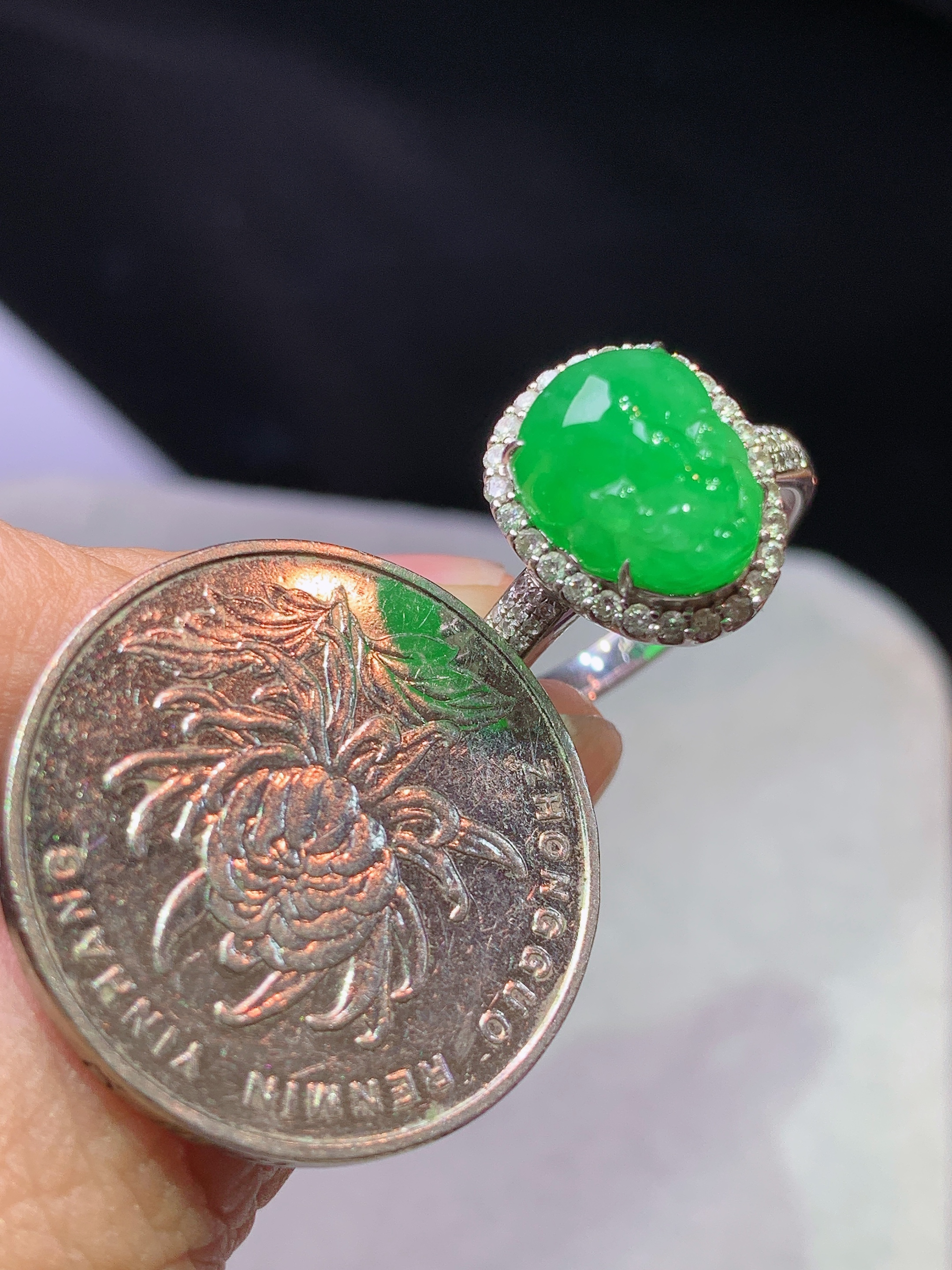 18k金钻镶嵌满绿貔貅戒指 玉质细腻 色泽艳丽清新 水润亮眼 圈口14 整体尺寸13.8*11.2*10.2b5