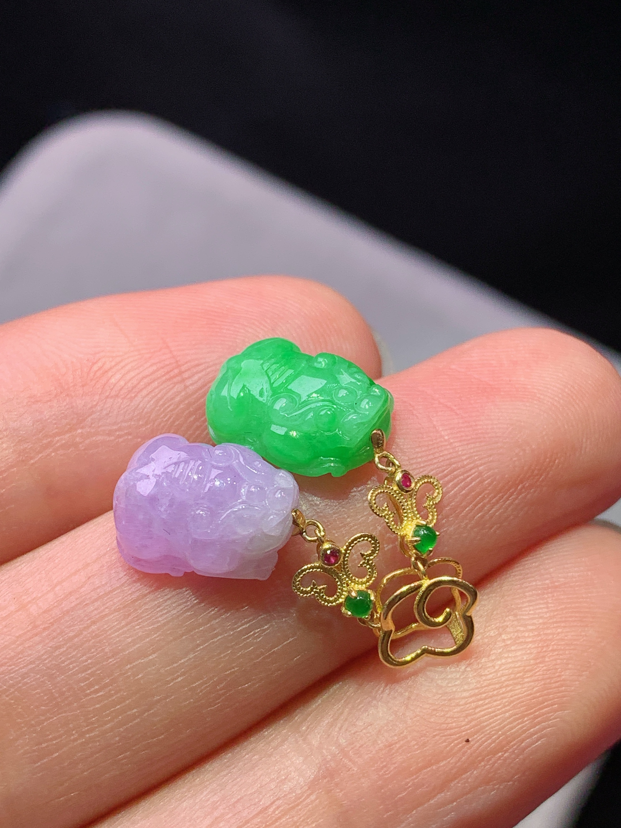 18k金镶嵌紫罗兰搭配阳绿貔貅吊坠 玉质细腻 色泽艳丽清新 水润亮眼 整体尺寸21*7.6*5b5