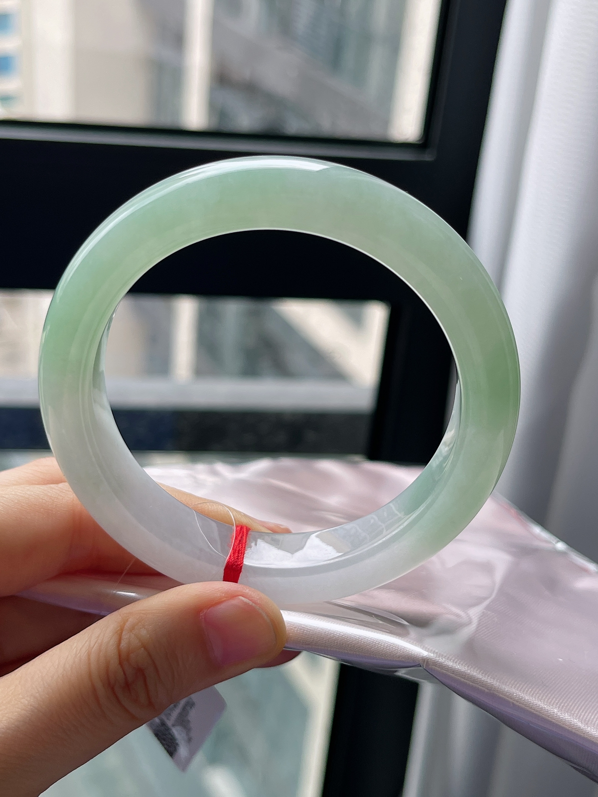 正圈57圈口，翡翠冰糯种淡绿色手镯