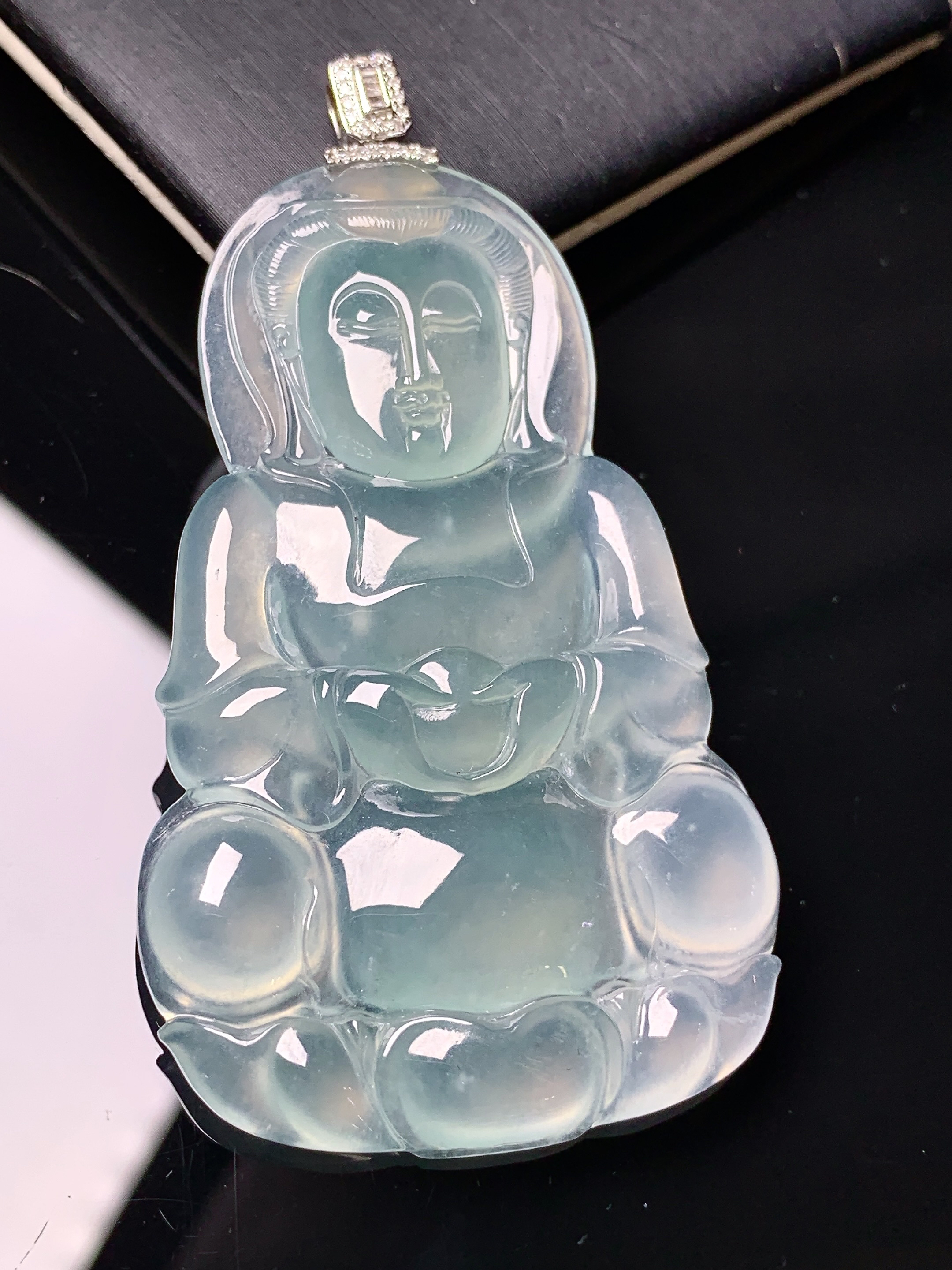 18k金钻镶嵌冰种观音菩萨吊坠 玉质细腻 色泽艳丽清新 水润亮眼 整体尺寸64.5*35.5*5.6c1
