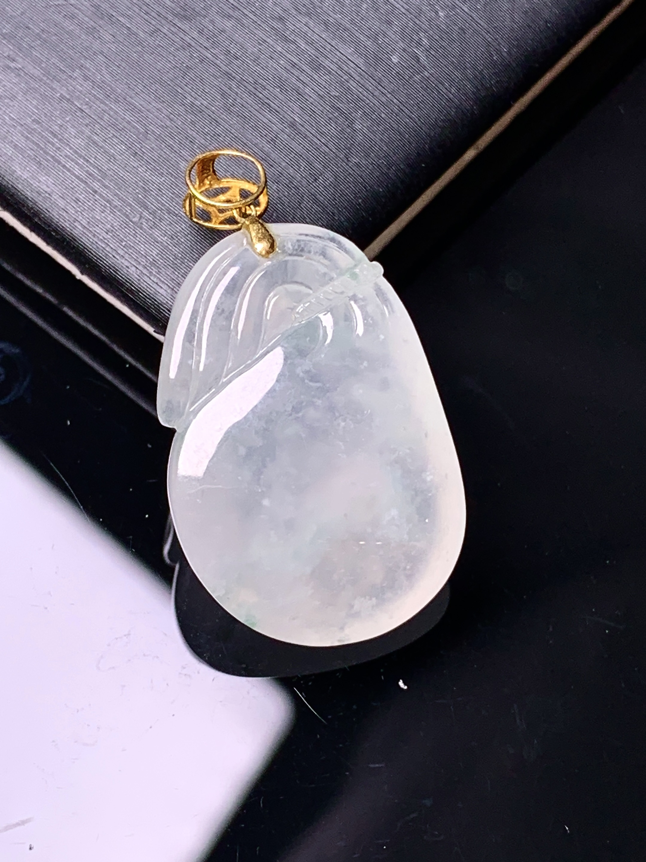 18k金镶嵌冰种钱袋吊坠 玉质细腻 色泽艳丽清新 水润亮眼 整体尺寸29.8*16.3*8m1