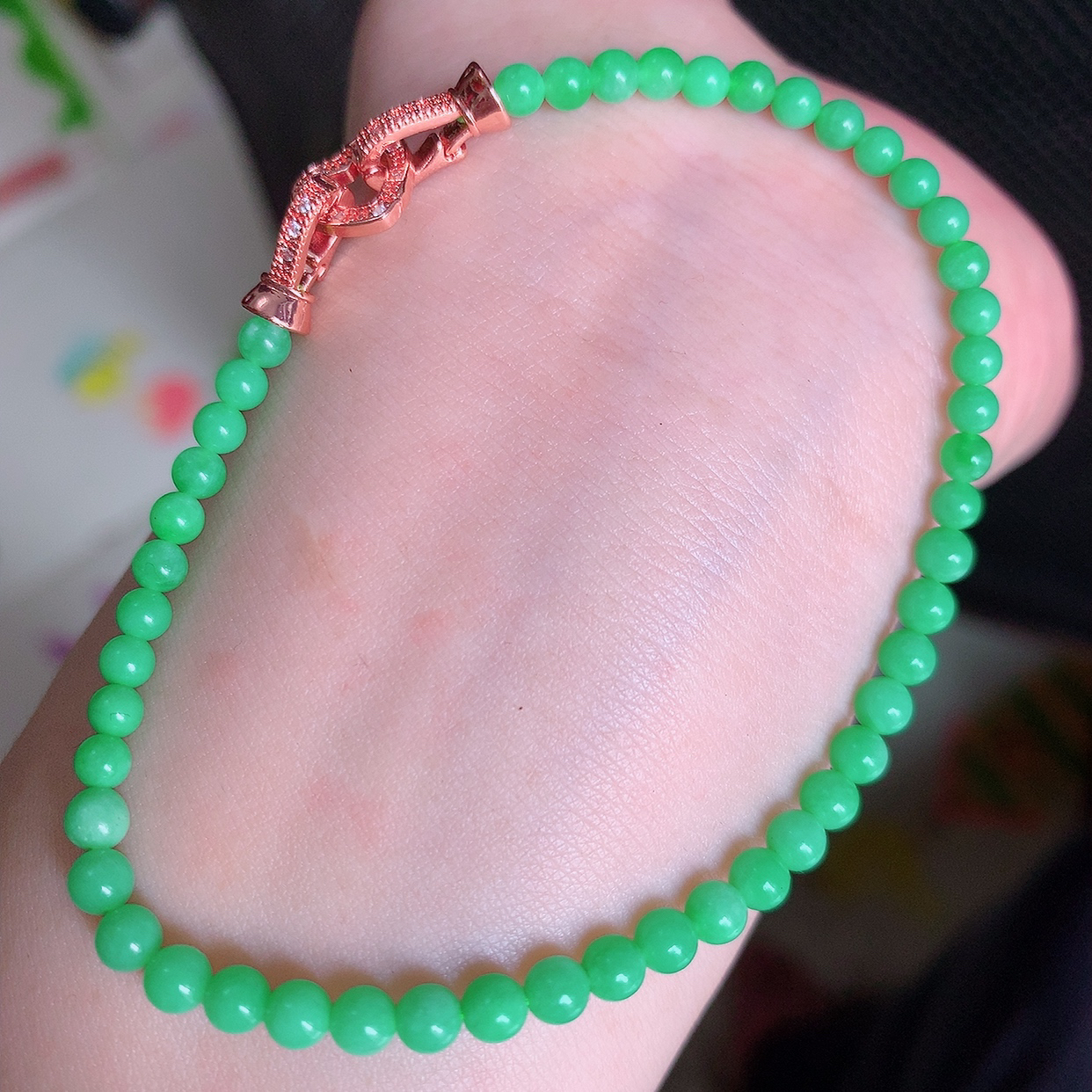 自然光实拍，冰润满绿翡翠手串手链，翠色灵动，佩戴效果时尚出众，尽显气质，玉质细腻，美感十足。#001.1取一尺寸3.8mm