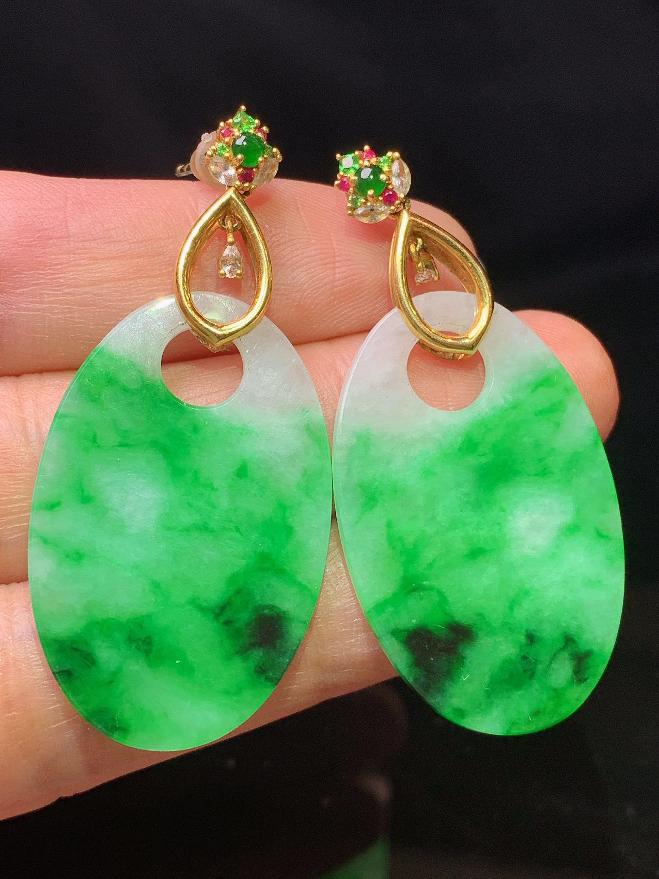 18k金钻镶嵌飘阳绿圆牌耳坠 玉质细腻 色泽艳丽清新 水润亮眼 整体尺寸48.5*21.5*2j3