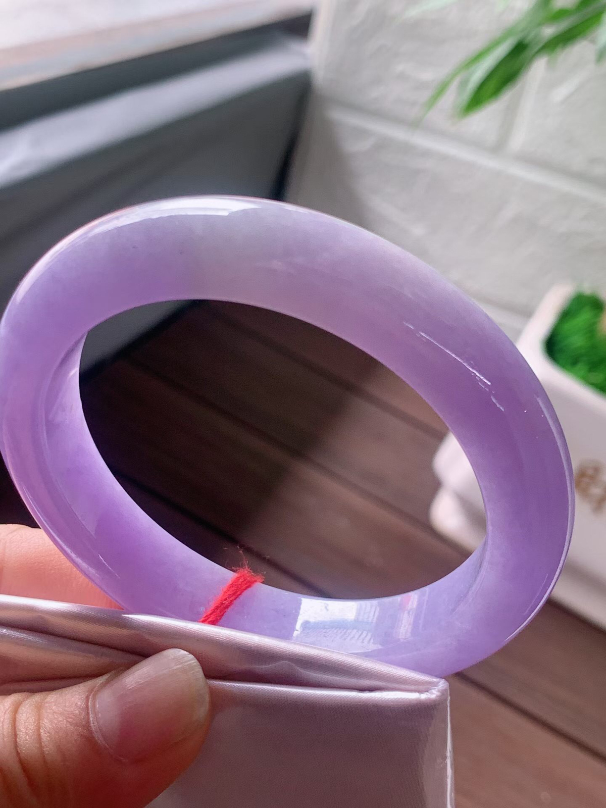 【翡翠名称】老坑种紫罗兰59.5大圈口手镯
【翡翠尺寸】59.5/12.7/9.7mm适合58.5-61正圈口佩戴
【翡翠描述】宝贝种老水足，玉质细腻，色泽靓丽，性价比高，佩戴效果好！
【其它赠送】权威证书/精美挂绳盒子/支持全国复检