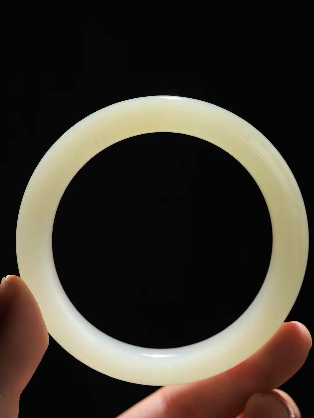 【晴水相伴.镯】

精品和田玉晴水手镯，以其淡雅的晴水色调，成为腕间的一抹亮色。玉质细腻，触感温润，佩戴它，感受玉石的温度与自然的灵性，让每一天都充满诗意与美好。重64.8克  尺寸61.5-12-10mm  11401533T