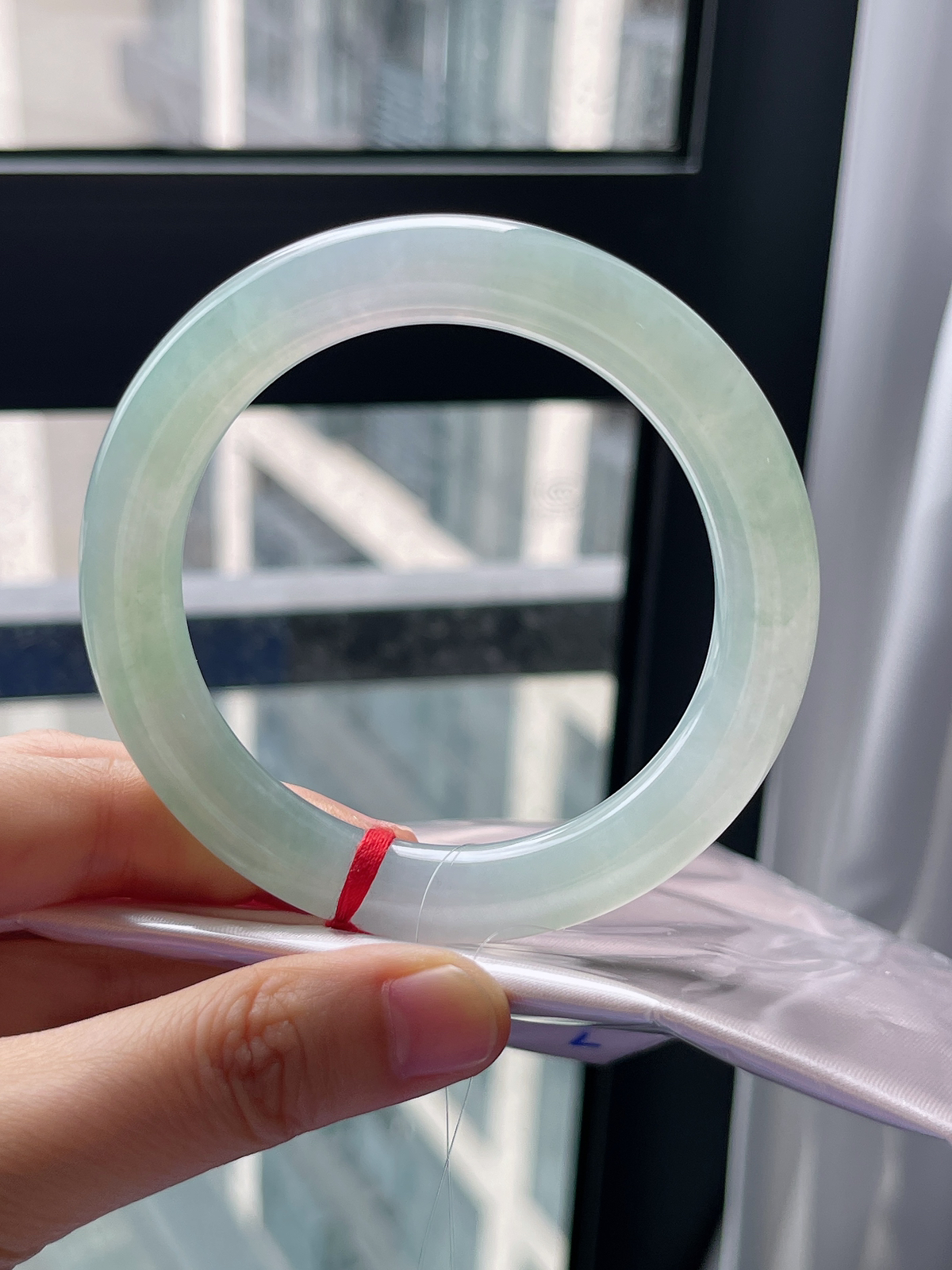 圆镯57.2圈口，翡翠冰糯种淡绿色手镯