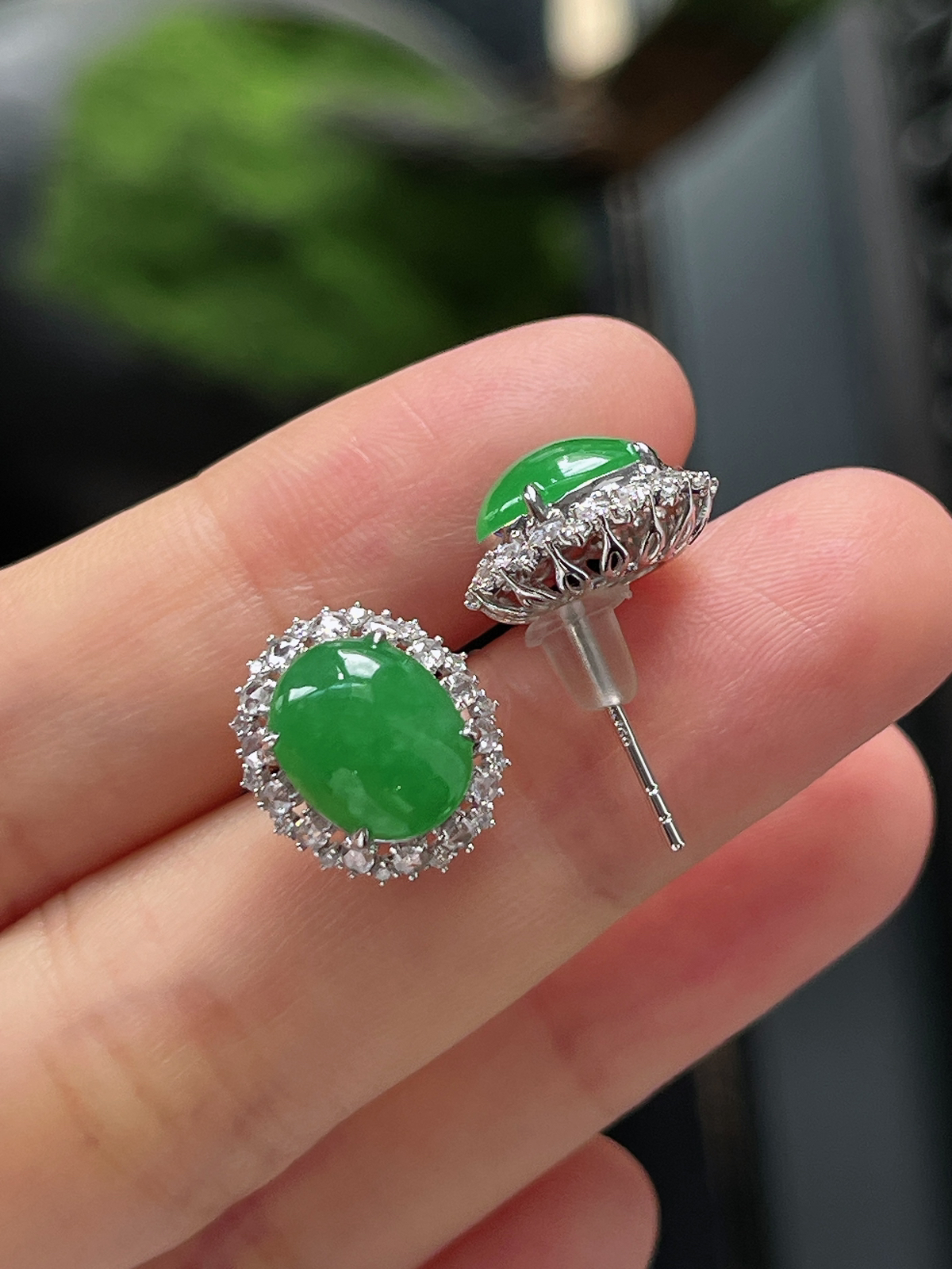 翡翠糯化种满绿色耳钉，印记：Au750,伴钻石