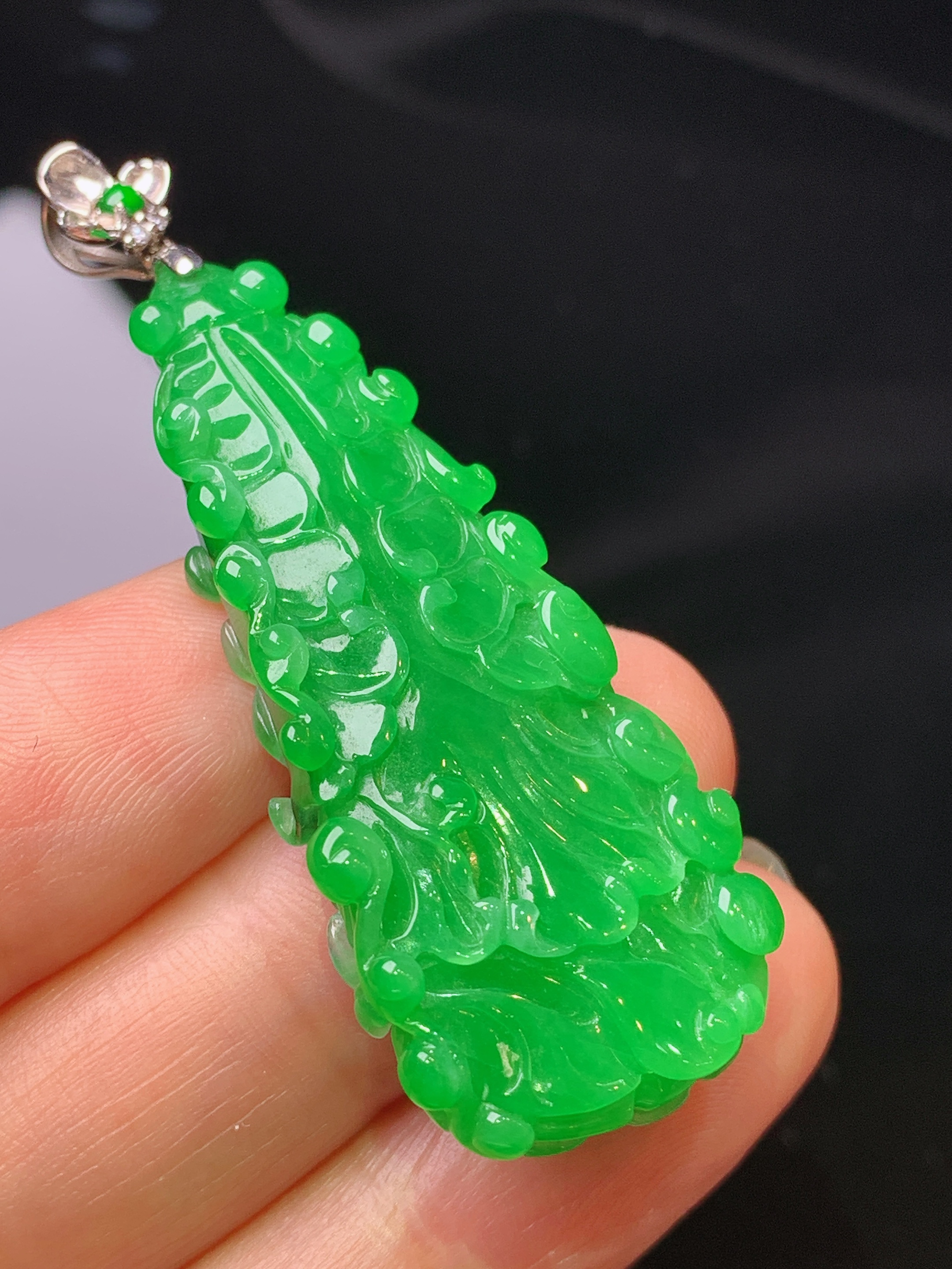 18k金镶嵌阳绿白菜吊坠 玉质细腻 色泽艳丽清新 水润亮眼 整体尺寸52.2*19.2*7.5L1