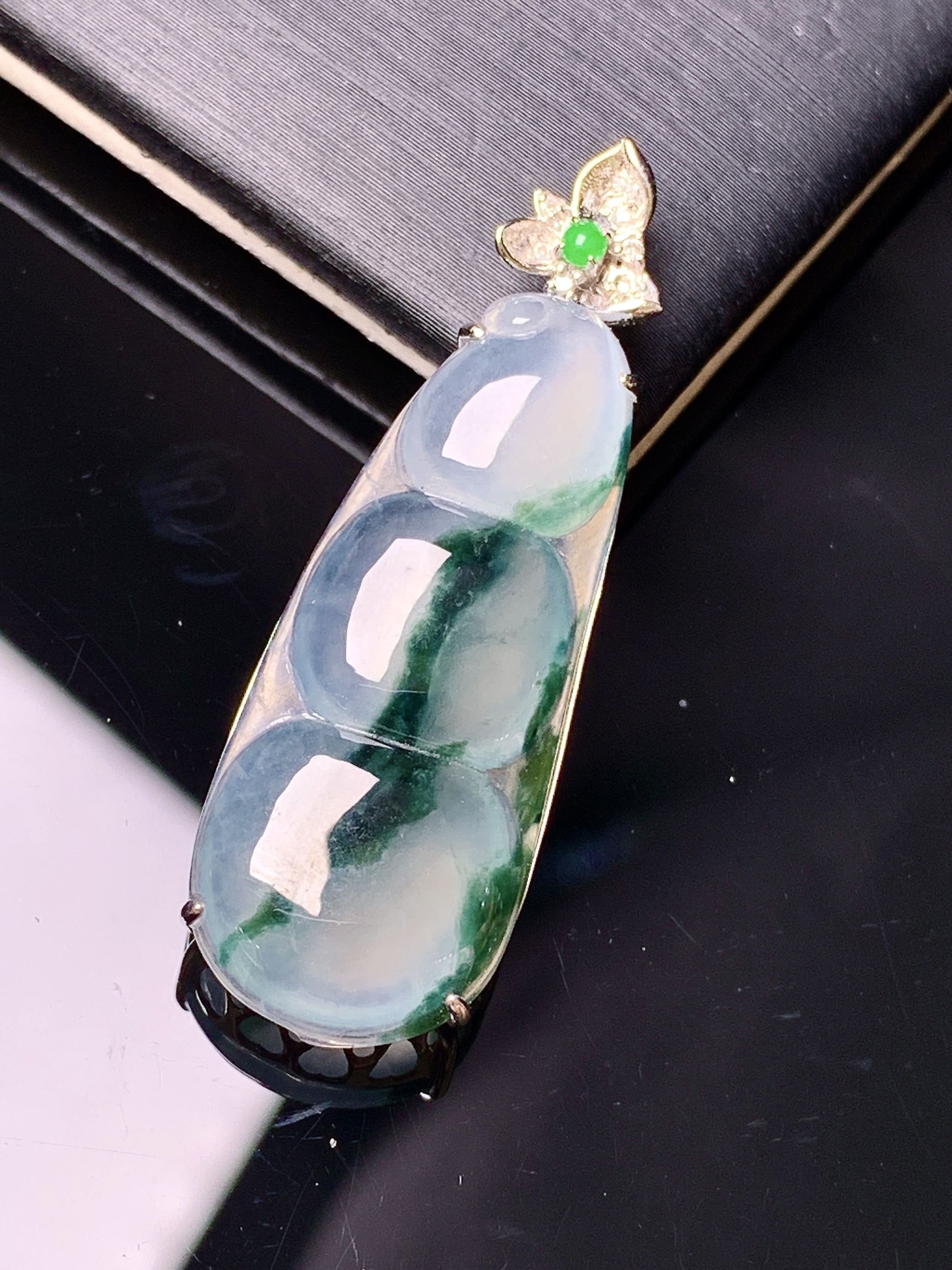 18k金钻镶嵌飘绿四季豆吊坠 玉质细腻 色泽艳丽清新 水润亮眼 整体尺寸38*12.8*6.6yz