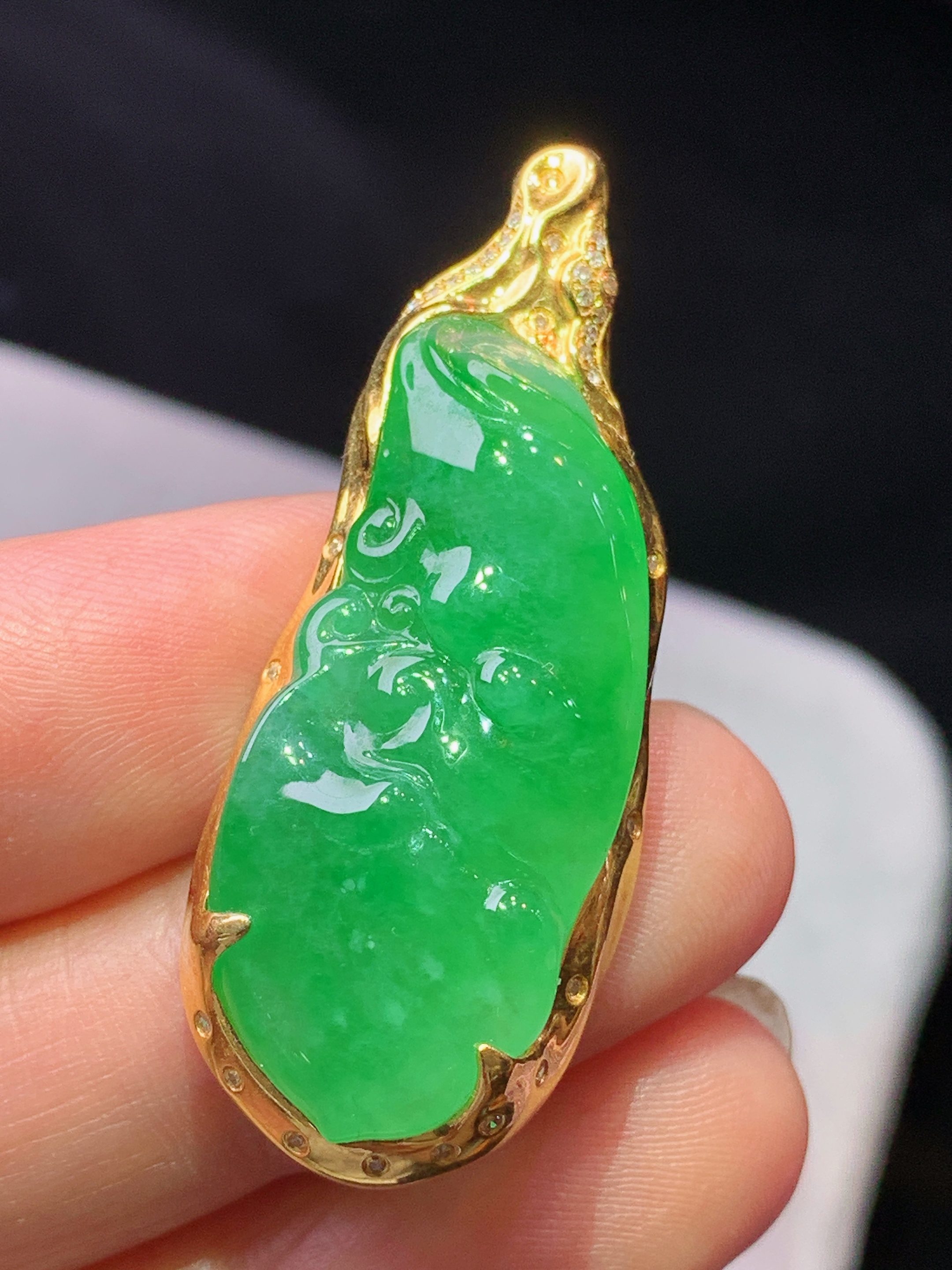 18k金钻镶嵌阳绿随形吊坠 玉质细腻 色泽艳丽清新 水润亮眼 整体尺寸41*16.5*7.5b5