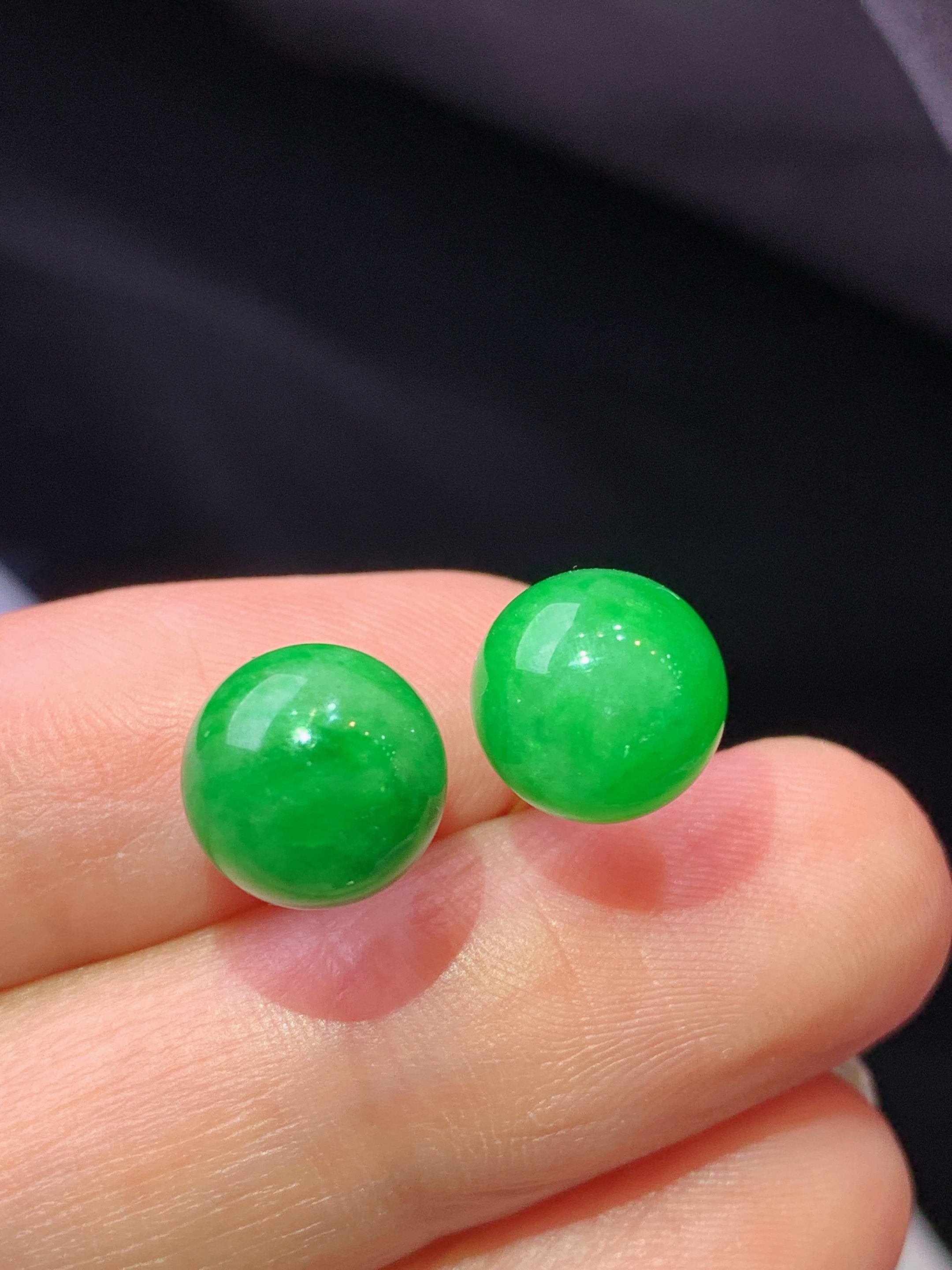 18k金镶嵌阳绿色圆珠耳钉 玉质细腻 色泽艳丽清新 水润亮眼 整体尺寸9b5