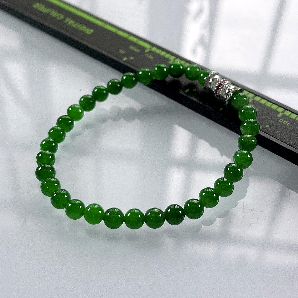 收藏级别，缅甸天然翡翠A货，卡5.2冰种起胶满绿帝王绿小圆珠手串手链，尺寸：5.2mm/32颗，长度170mm，重量：8.88g