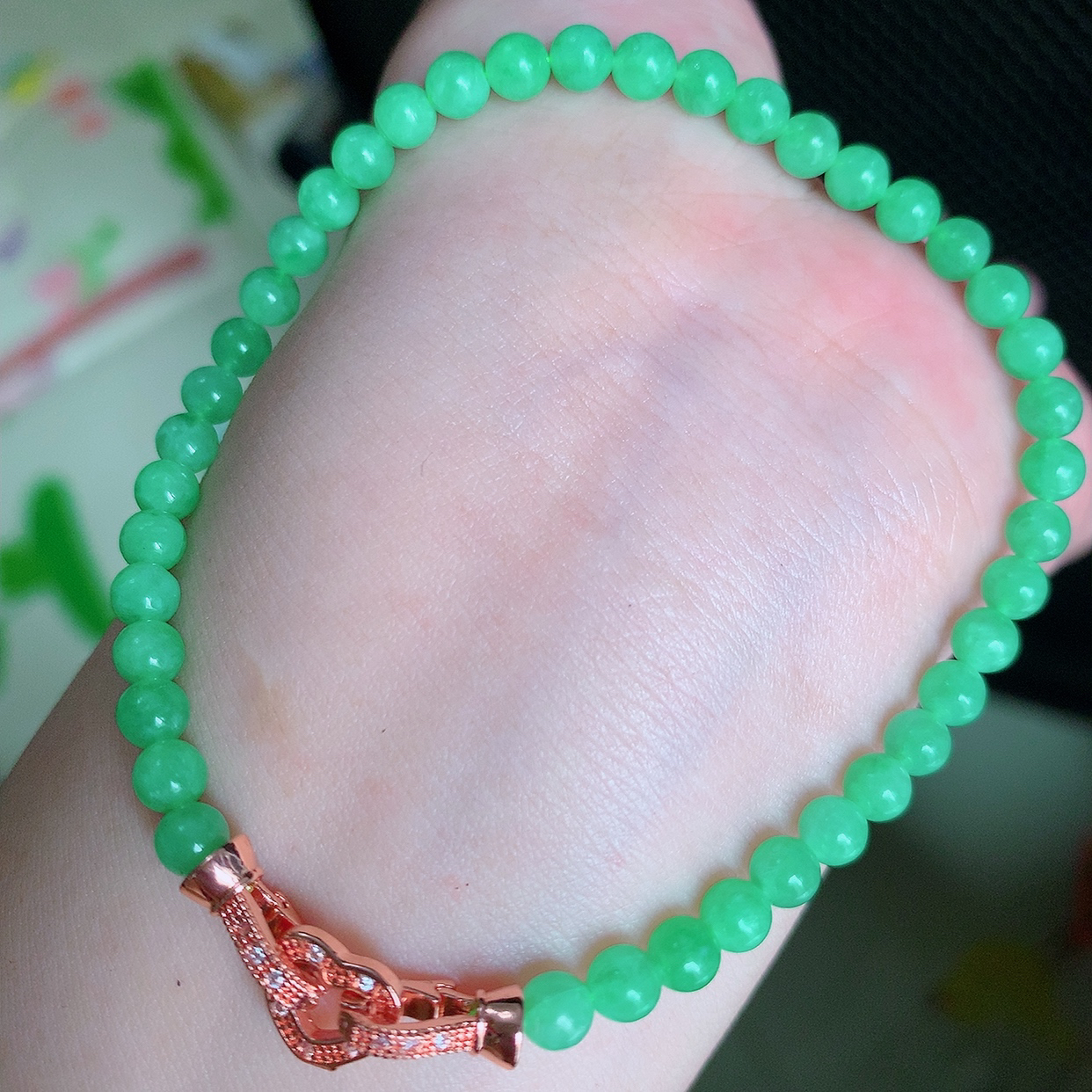 自然光实拍，冰润满绿翡翠手串手链，翠色灵动，佩戴效果时尚出众，尽显气质，玉质细腻，美感十足。#004