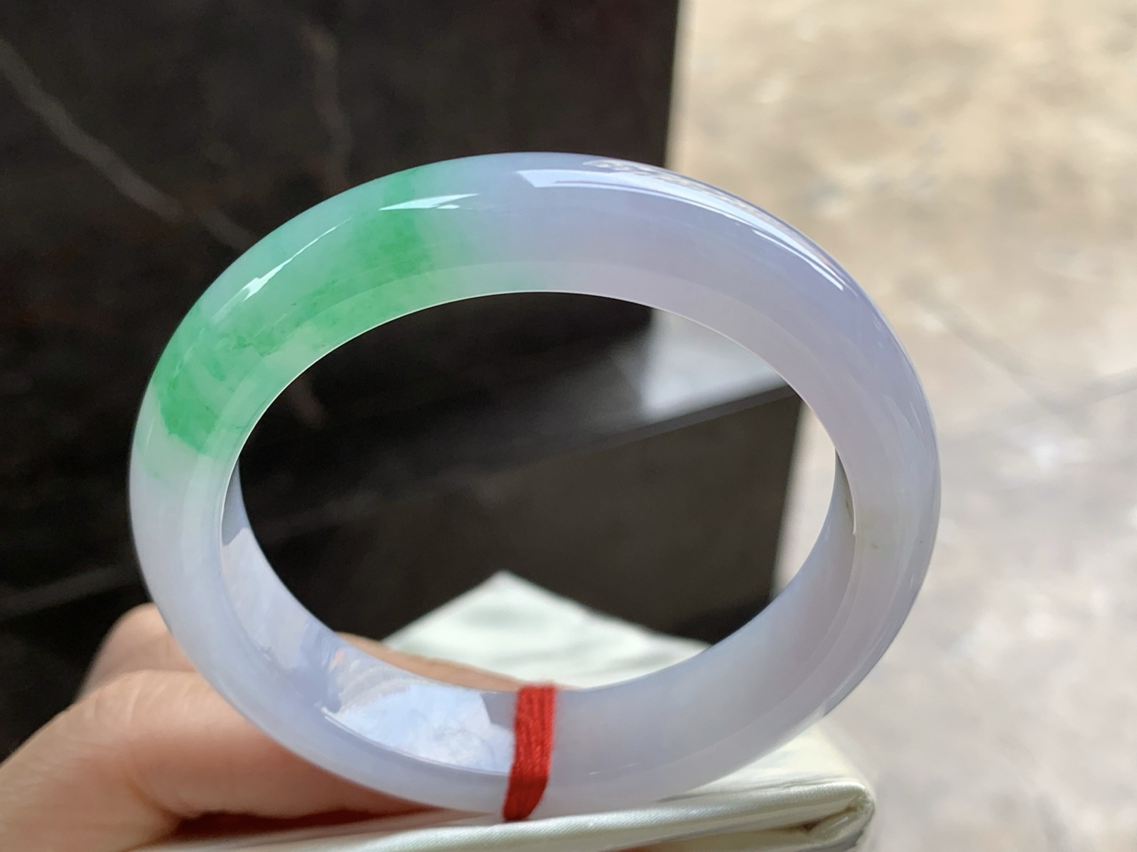 54.5-12.6-8.5

带色手镯^_^春带彩 玉质温润 清新