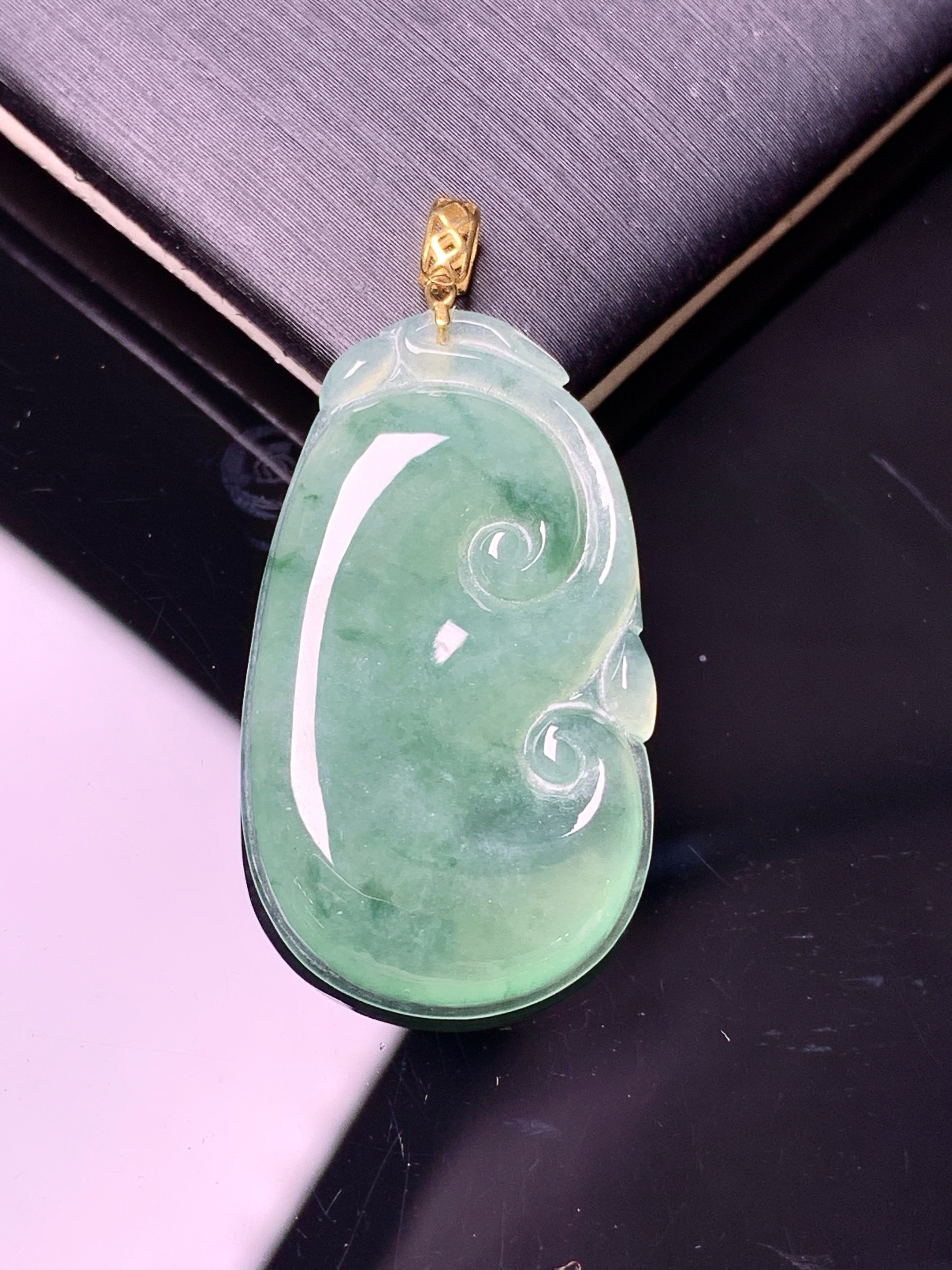 18k金镶嵌飘绿如意吊坠 玉质细腻 色泽艳丽清新 水润亮眼 整体尺寸37*18.2*3.5c1