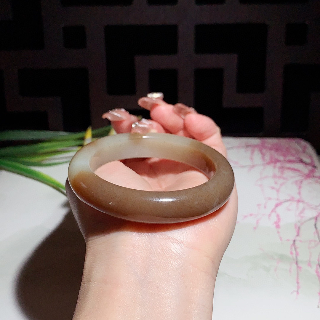 和田玉55圈且末糖手镯！玉质细腻油润 底色纯净 无裂无棉 脂粉好，品质高。