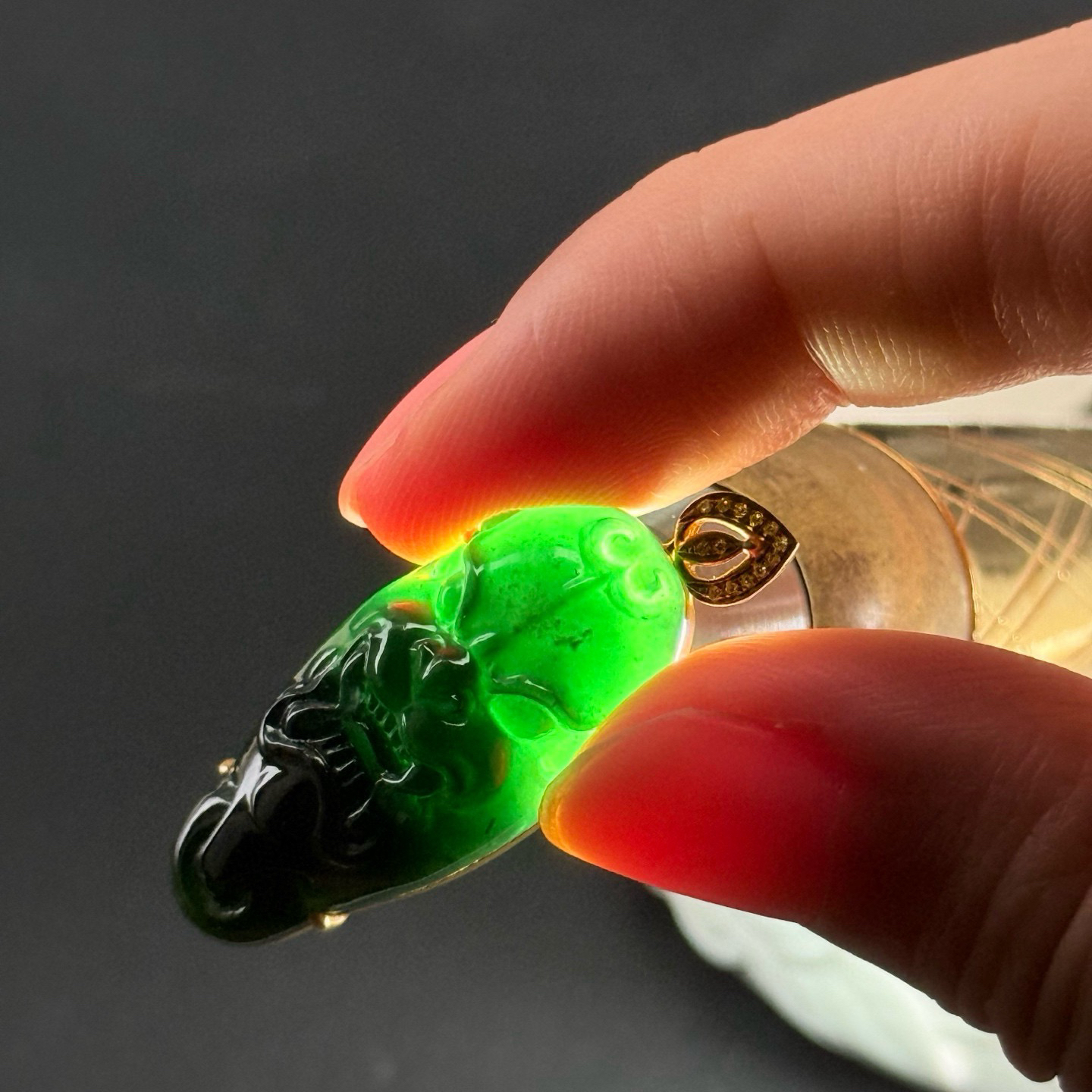 精品18k金墨翠小吊坠 种好色正 黑度极好 打灯通透 油性十足 尺寸36.9