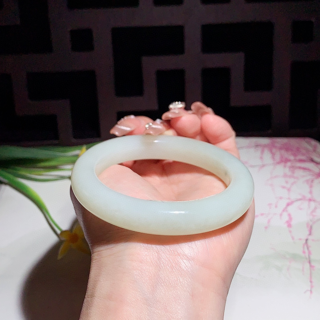 和田玉57.5圈且末糖手镯！玉质细腻油润 底色纯净 无裂无棉 脂粉好，品质高。