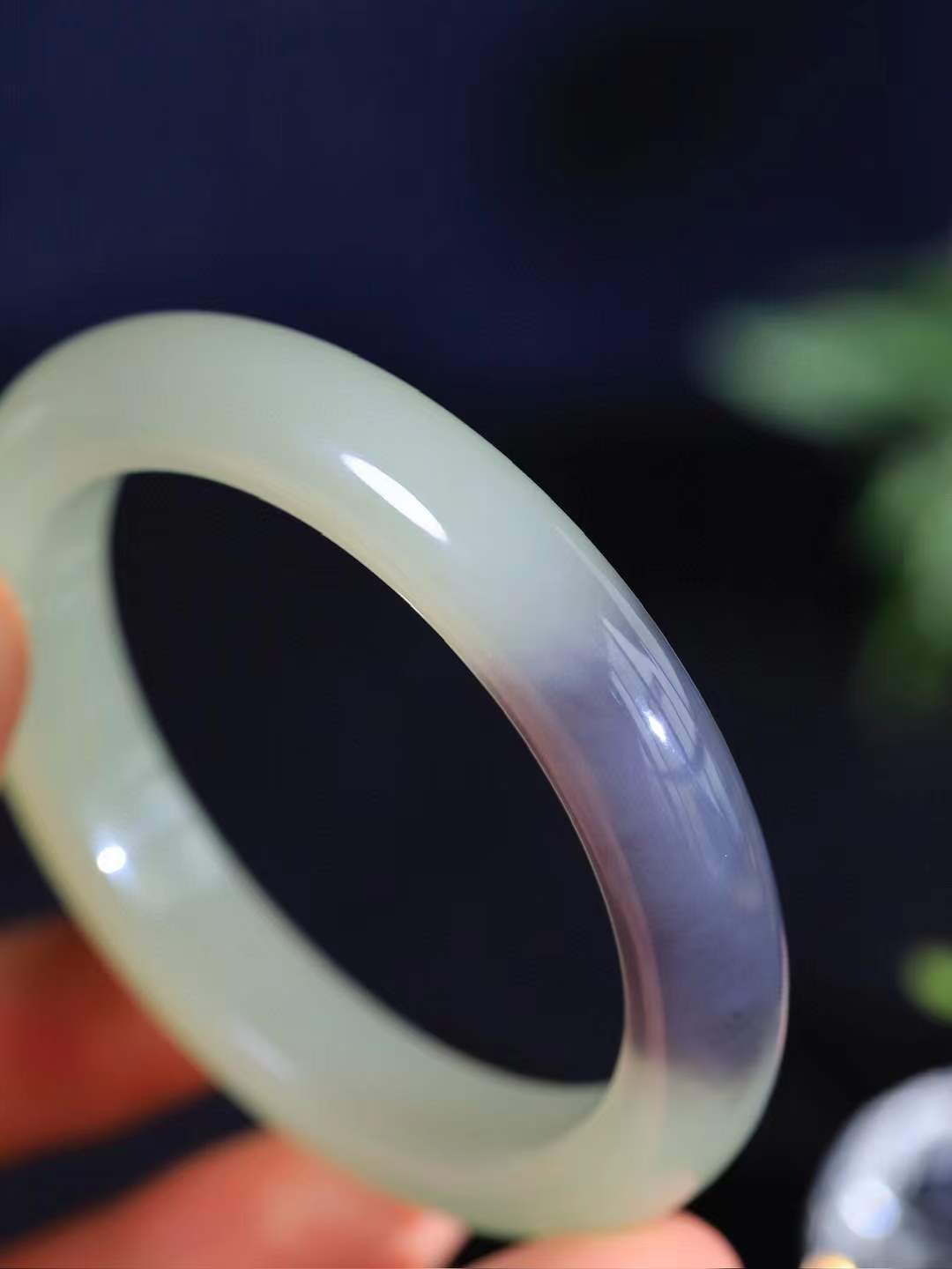 【婉约佳人.手镯】

精品️和田玉晴水烟紫双色手镯 玉质温润细腻 油性十足 手感舒适，高华雅逸，线条流畅，简约大气，美自天成，素雅高贵。佩戴于腕间，婉约之美，举手投足间透出那份低调奢华。重51.7克 内径55.5mm  尺寸11.4-9mm   FDT-78451533