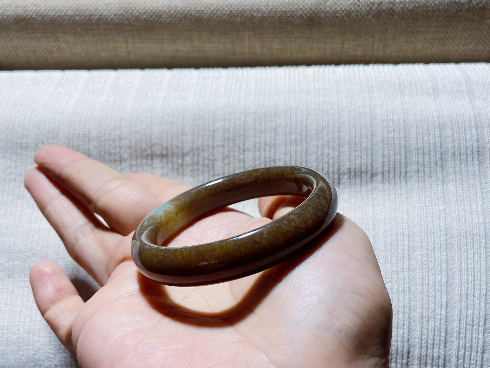 新疆且末糖52手镯和田玉52圈口宽11.5厚8重37.6克 无裂无杂 高品质，萦绕腕间时，古韵不失时