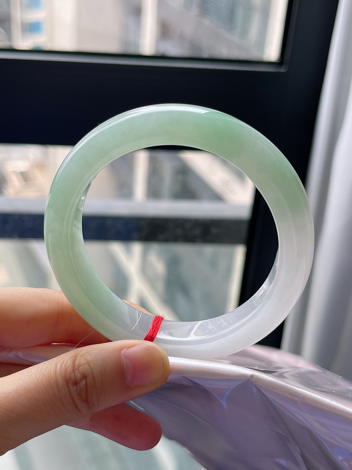 正圈57圈口，翡翠冰糯种淡绿色手镯