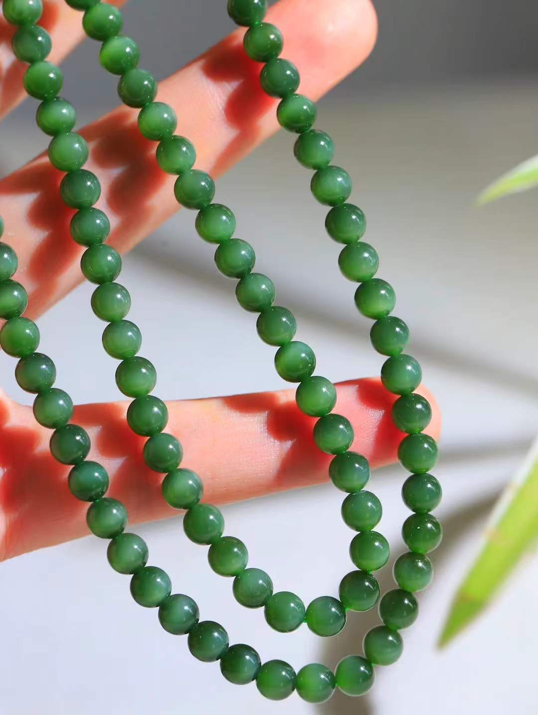 【珠圆玉润.项链】

精品和田玉碧玉猫眼珠圆玉润项链。这串碧玉项链垂落颈间，如把一汪春山绿意轻挽在身。玉色温润，每一颗圆珠都裹着圆满如意的期许，仿金扣轻缀，不事张扬却自有风骨。日常佩戴，是与草木同息的诗意，也是藏在细节里的安然与欢喜。重38.6克  尺寸取一5.9mm  21401466T