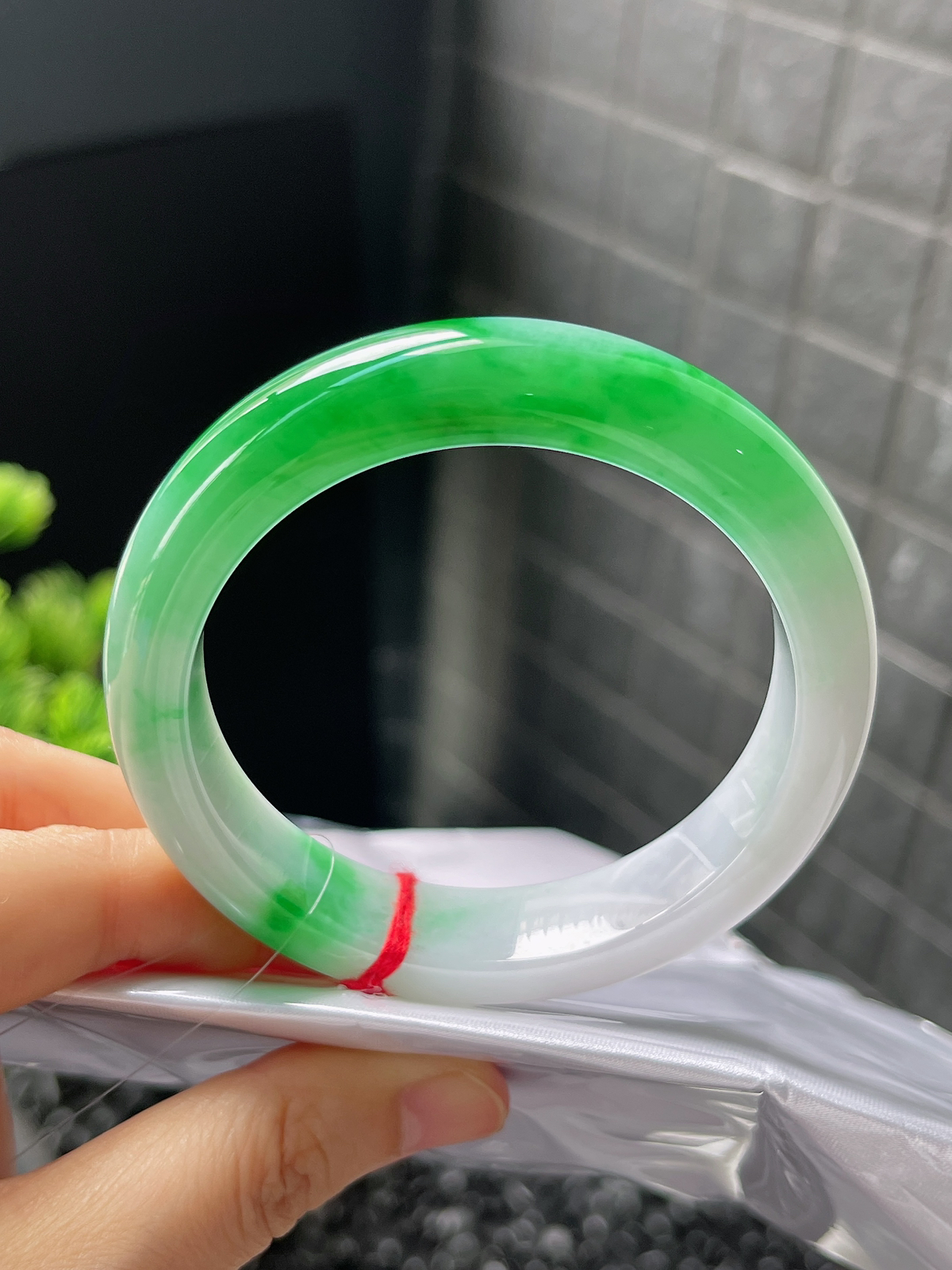 正圈55.7圈口，翡翠冰糯种飘绿手镯