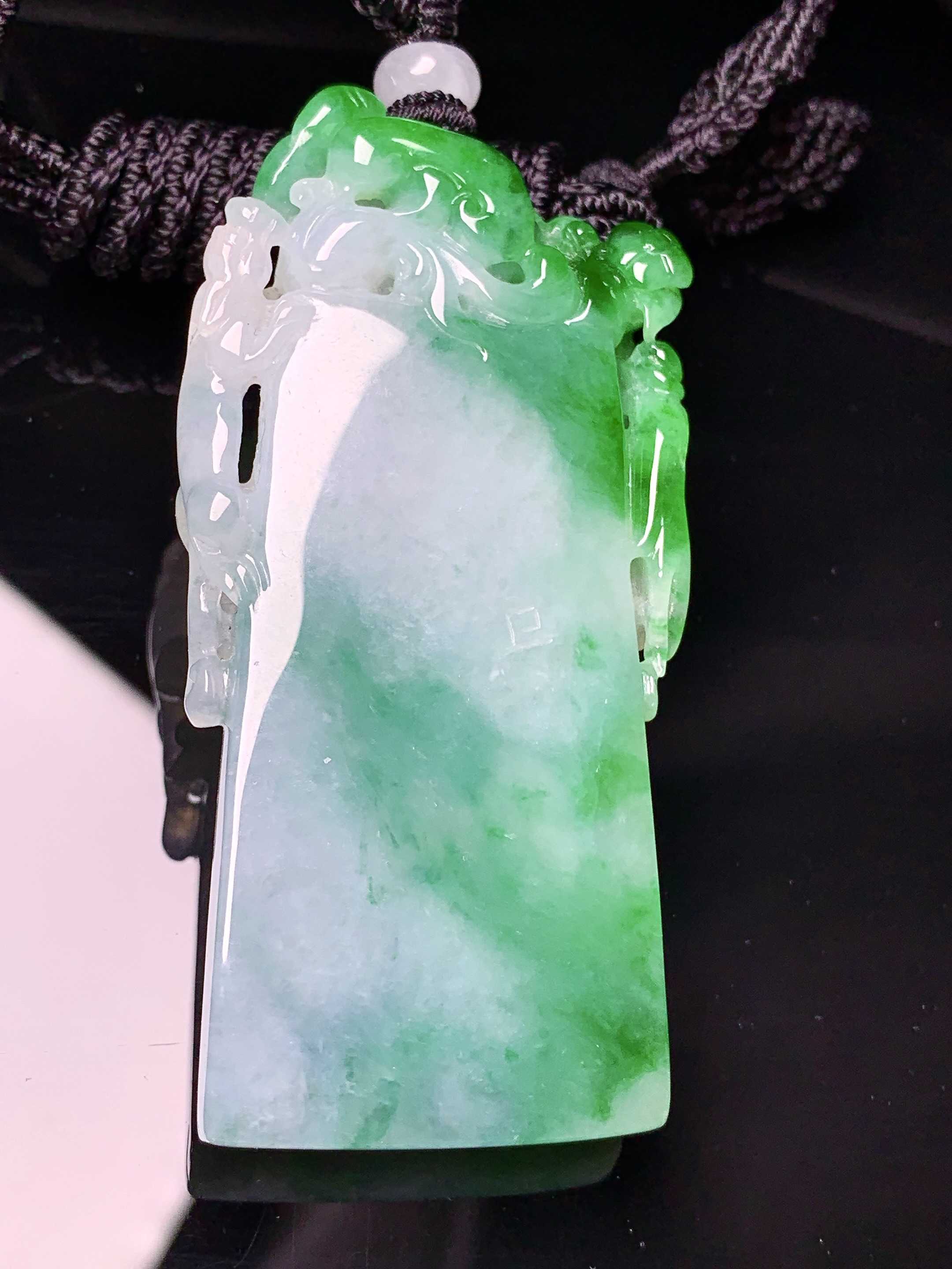 飘绿竹节吊坠 玉质细腻 色泽艳丽清新 水润亮眼 整体尺寸61.8*30.5*7L1