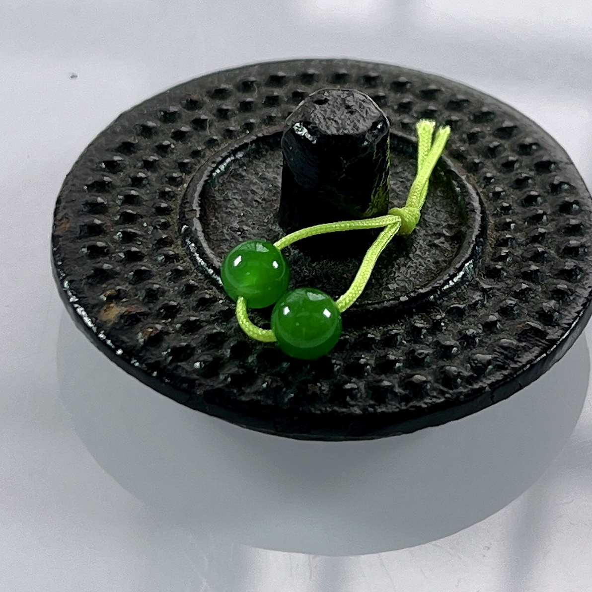 收藏级别，缅甸天然翡翠A货，卡4.6冰种满绿帝王绿圆珠单珠一对，尺寸：4.6mm/2颗，重量：0.34g（含线）