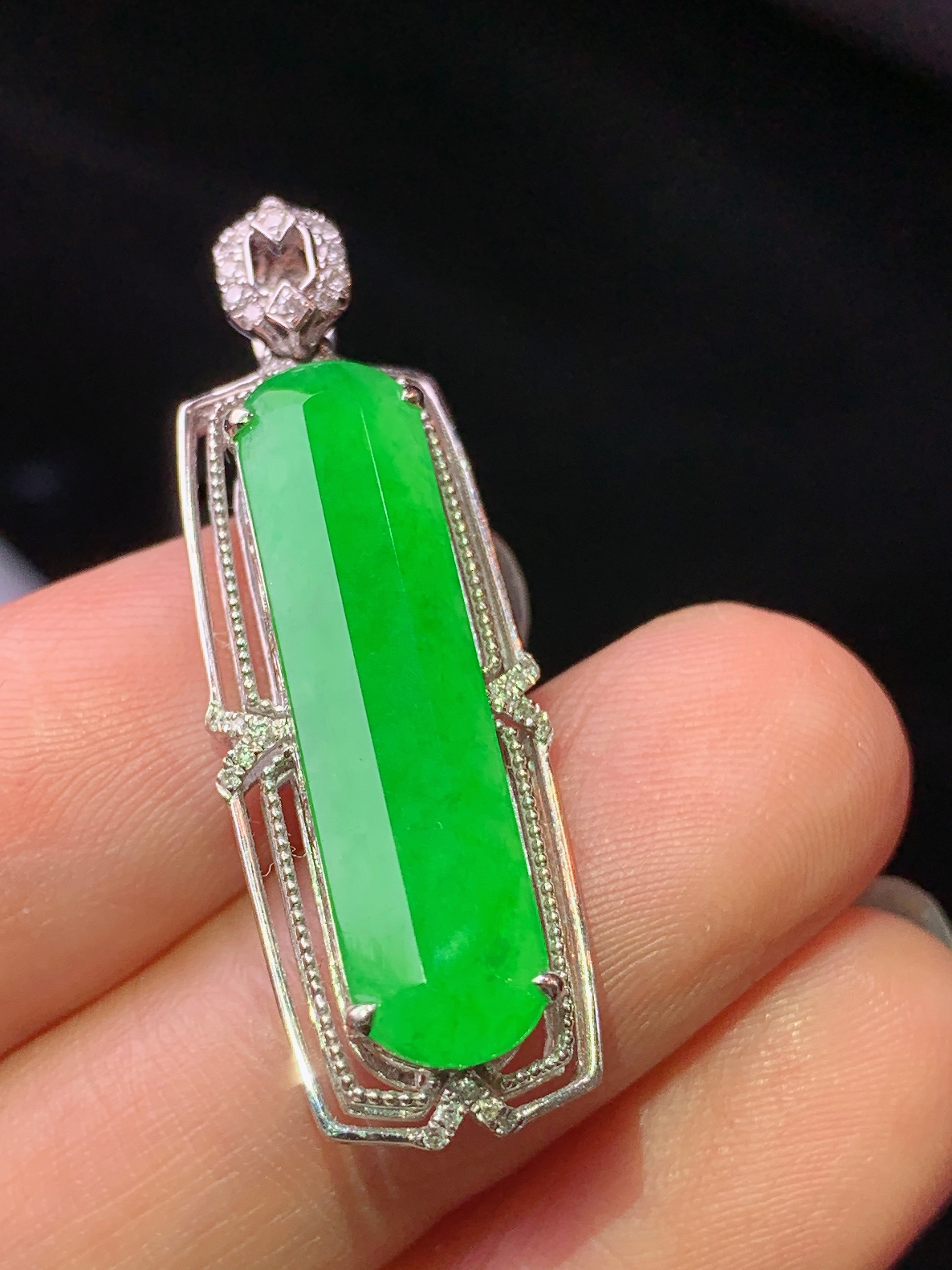 18k金钻镶嵌满绿无事牌吊坠 玉质细腻 色泽艳丽清新 水润亮眼 整体尺寸34.8*11.8*6.8b