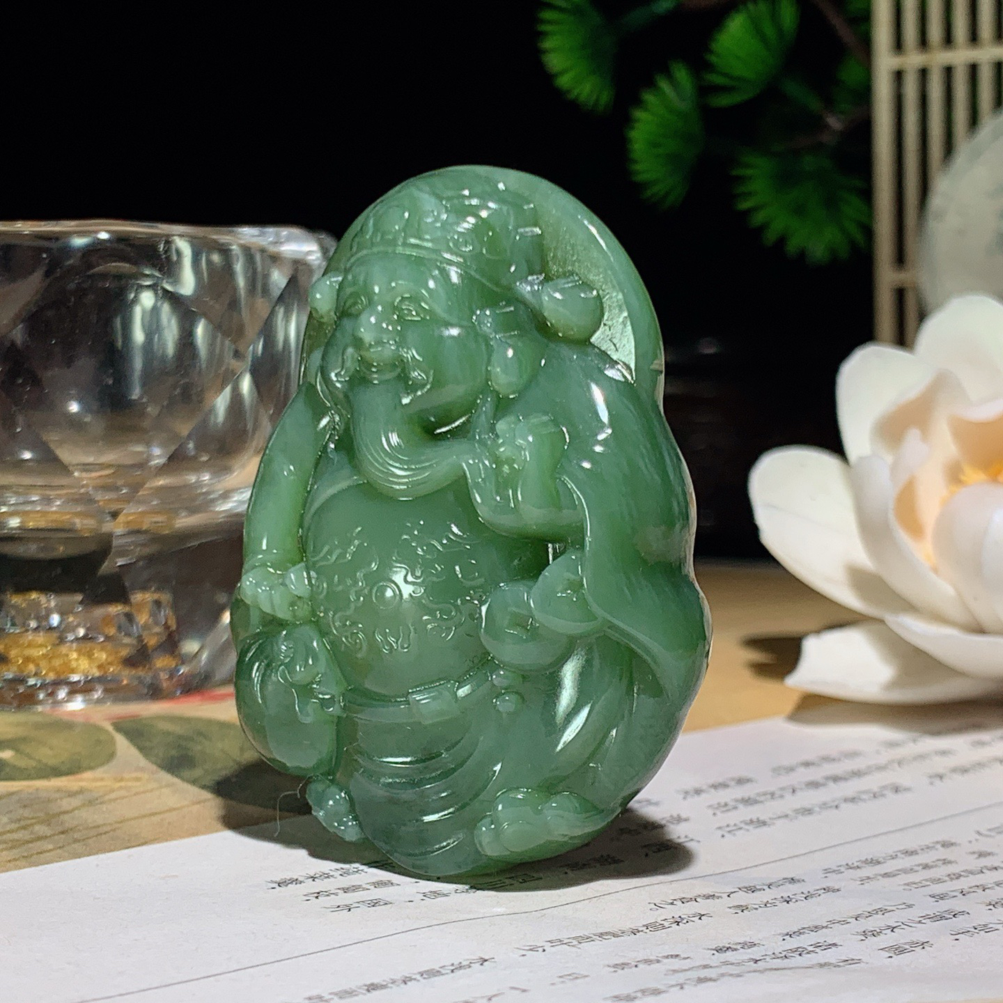 和田玉阳绿俄罗斯碧玉猫眼财神挂件 尺寸54/44/16重59克，玉质细腻油润 底色纯净 脂粉好，品质好！lt260415