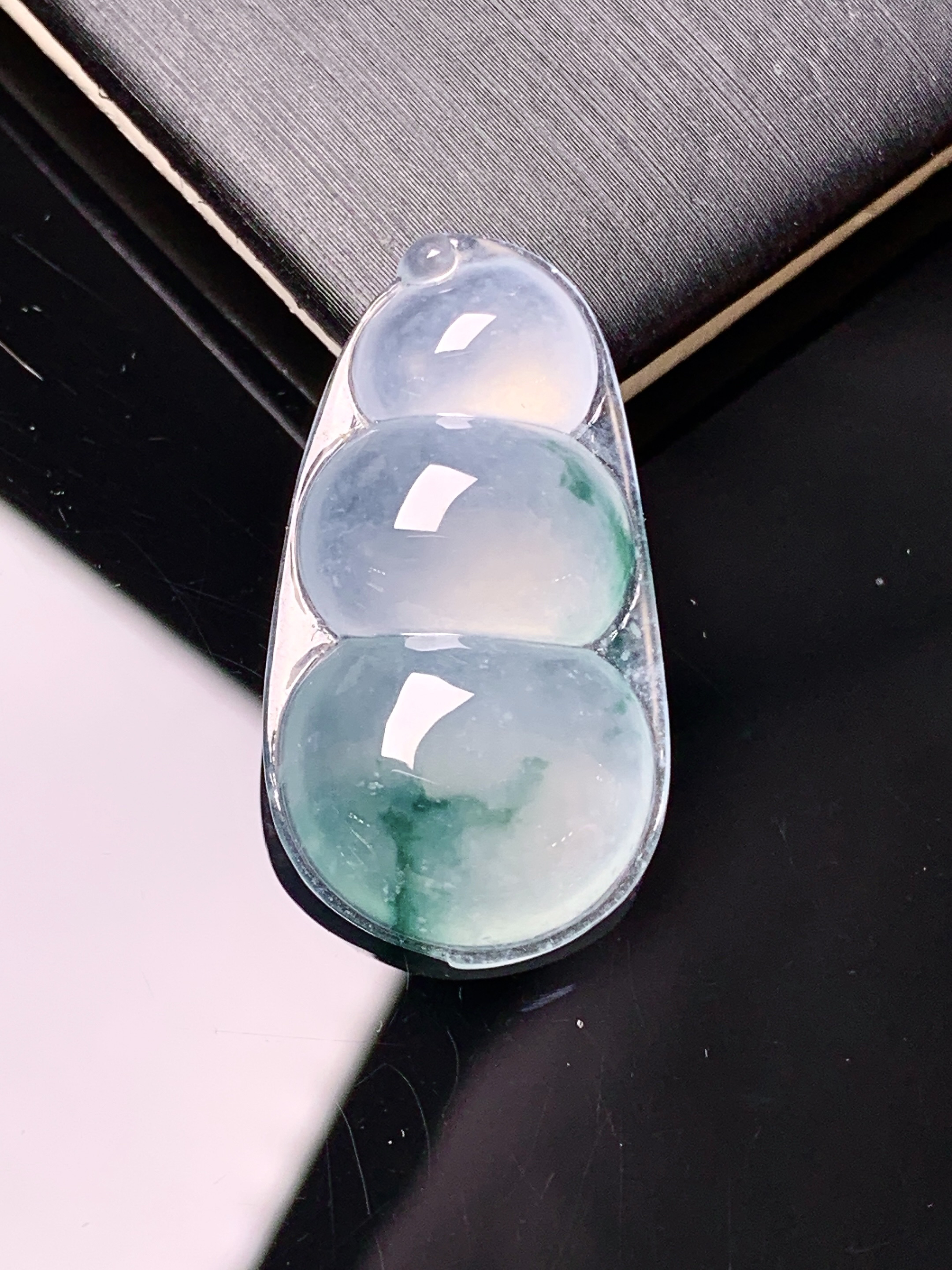 冰种飘花四季豆吊坠 玉质细腻 色泽艳丽清新 水润亮眼 整体尺寸29.5*16*6yz