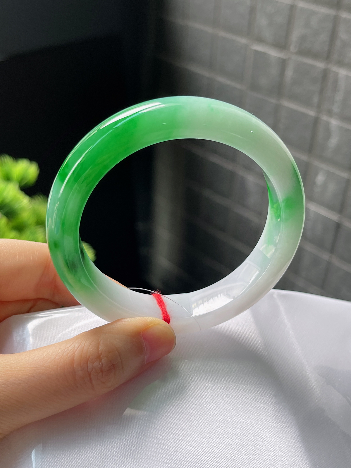 正圈55.7圈口，翡翠冰糯种飘绿手镯