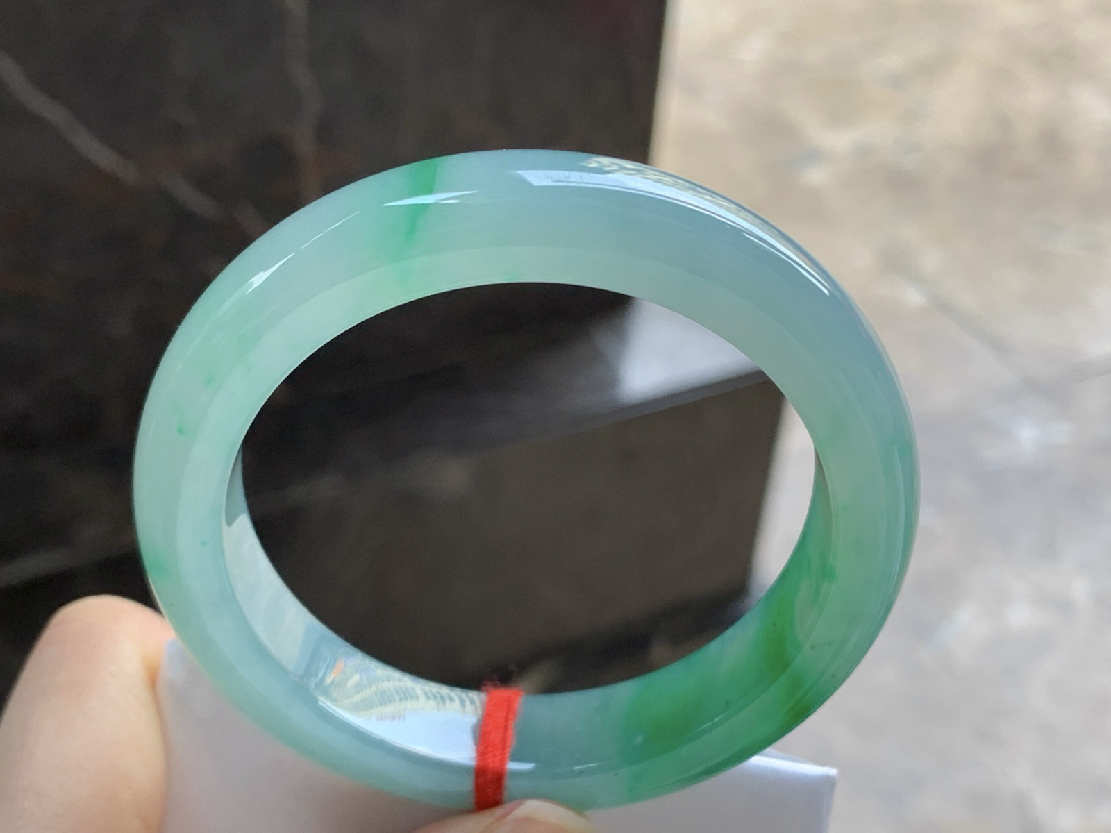 55.5-13.2-8.7

带色手镯^_^种水好 鲜艳