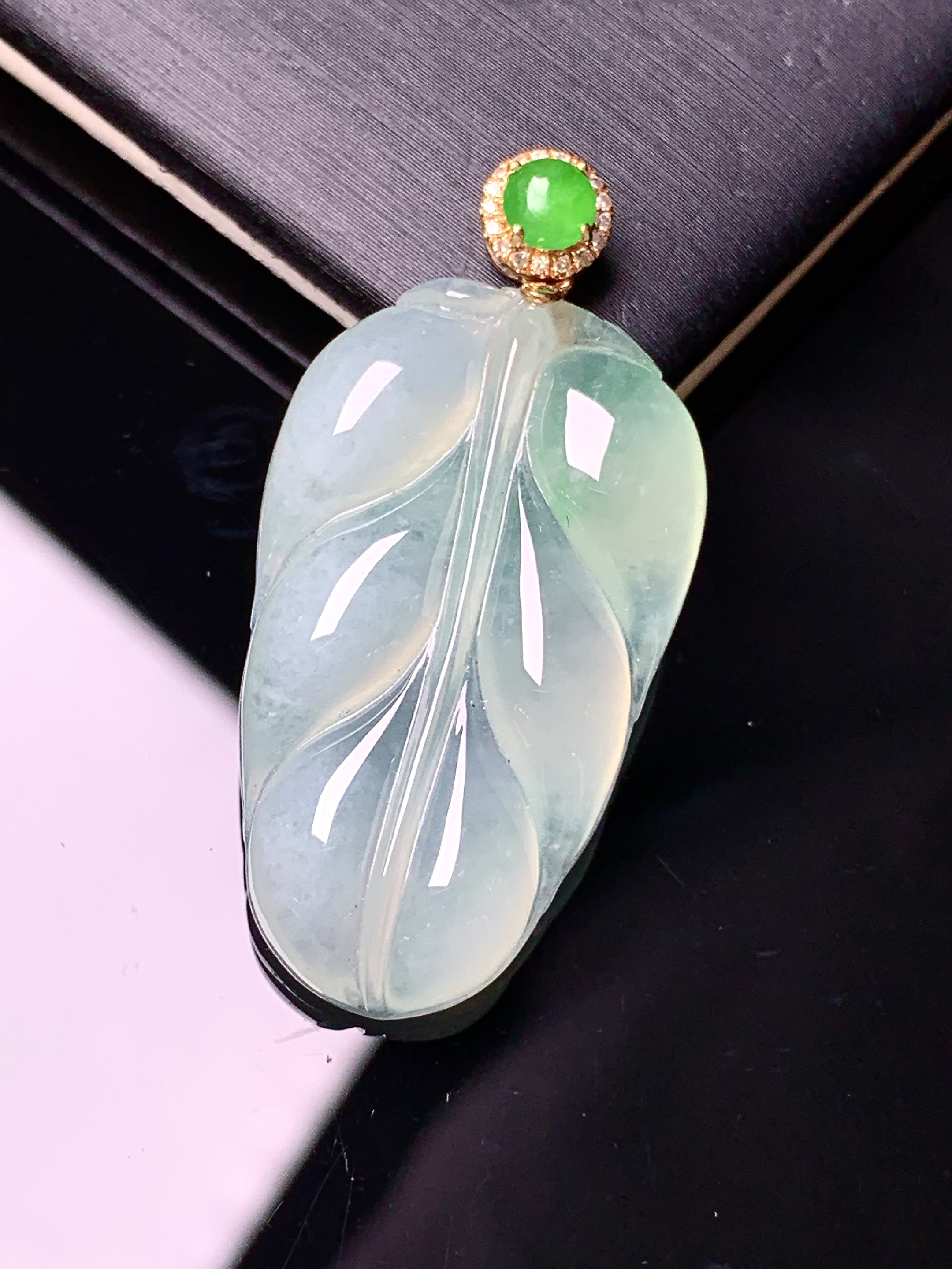 18k金钻镶嵌冰种树叶吊坠 玉质细腻 色泽艳丽清新 水润亮眼 整体尺寸38*18.5*5.5yz