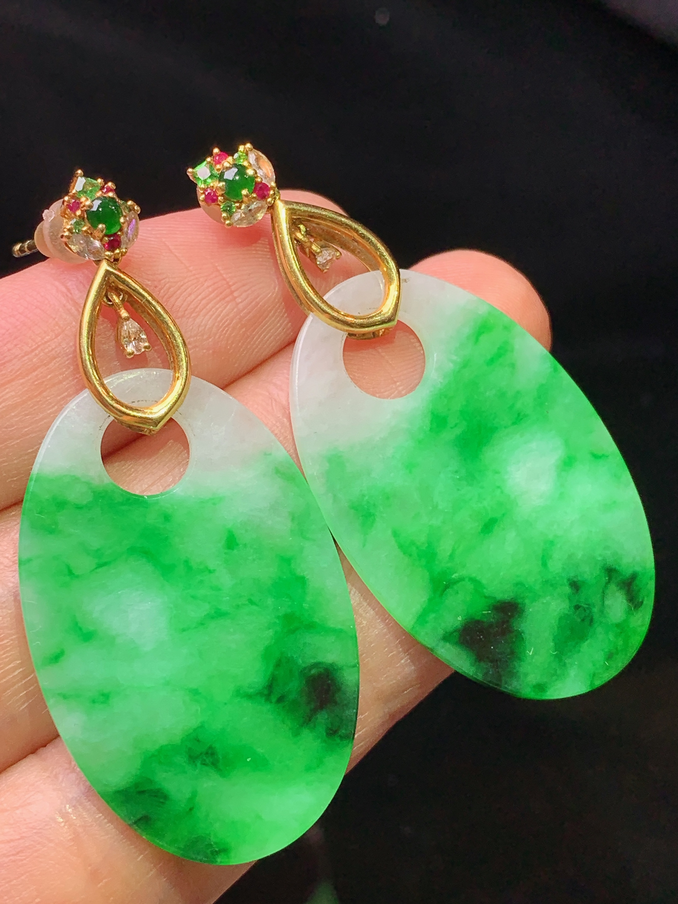 18k金钻镶嵌飘阳绿圆牌耳坠 玉质细腻 色泽艳丽清新 水润亮眼 整体尺寸48.5*21.5*2j3