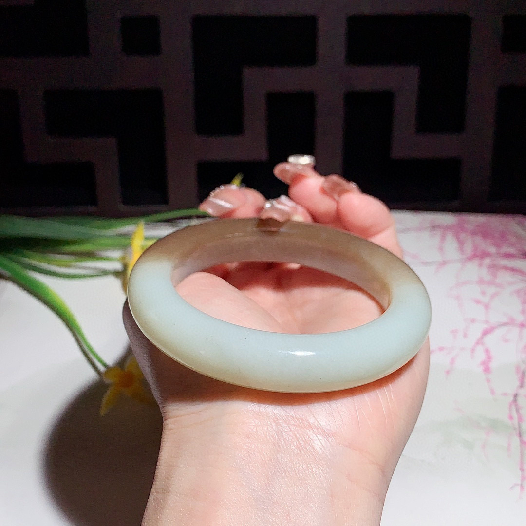 和田玉56.5圈且末糖手镯！玉质细腻油润 底色纯净 无纹裂 脂粉好，品质高。