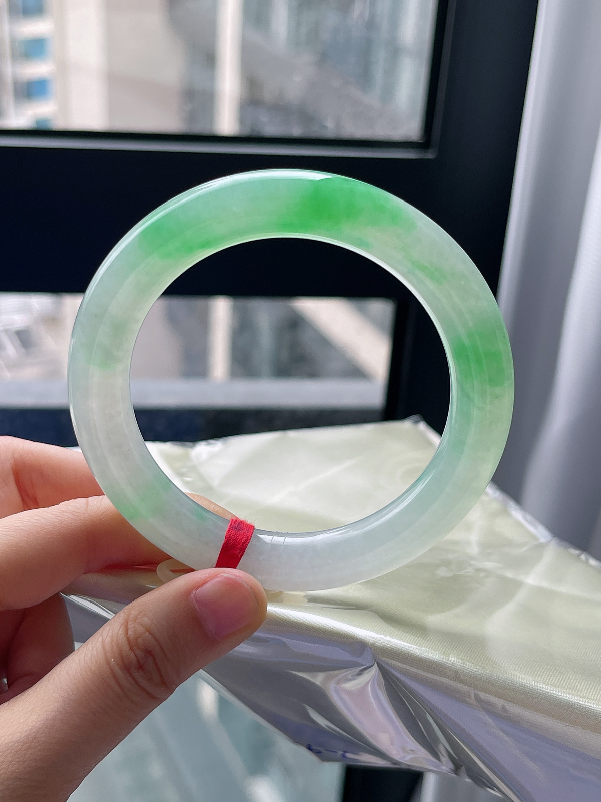 圆镯59圈口，翡翠冰糯种飘绿手镯